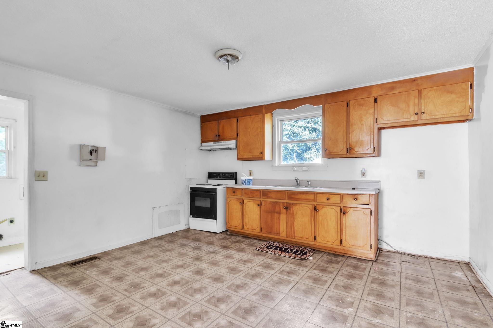Photo 4 of Single family home for sale at 27 11th Street, Greenville, SC 29611 | MLS# 1605680 | Listing updated on 2026-10-04