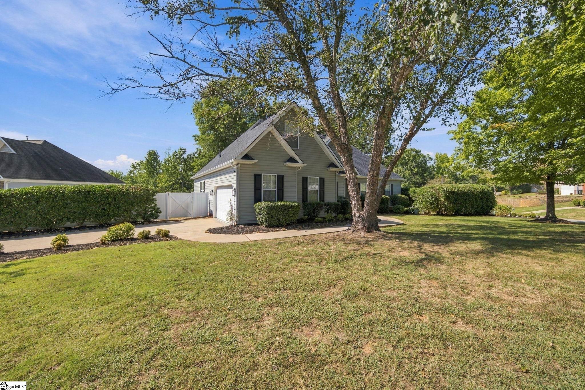 Photo 3 of Single family home for sale at 255 Wood River Way, Taylors, SC 29687 | MLS# 1605682 | Listing updated on 2026-10-04