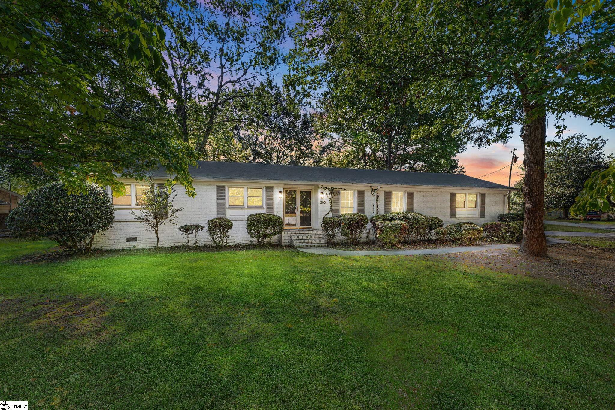 Photo 2 of Single family home for sale at 200 Lanewood Dr, Greenville, SC 29607 | MLS# 1605731 | Listing updated on 2026-10-05