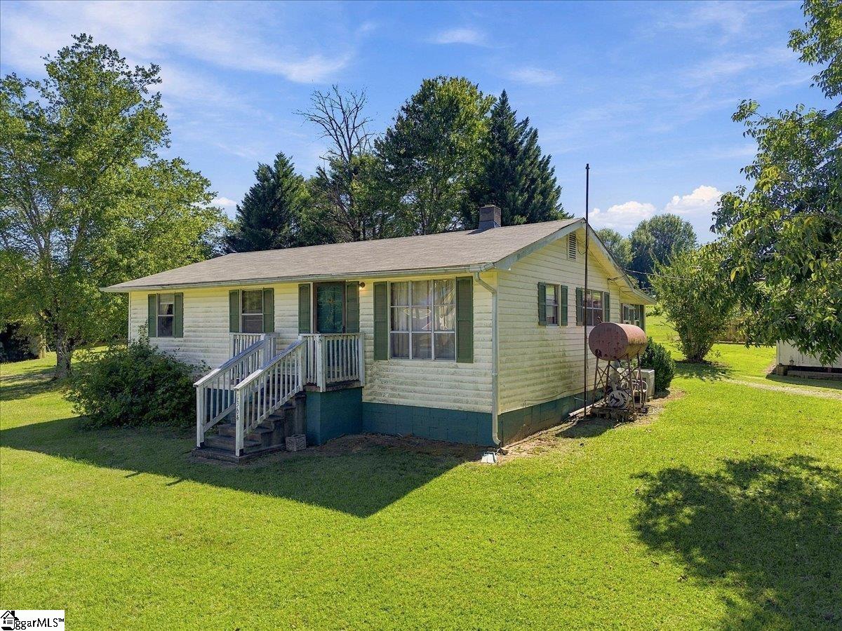 Photo 3 of Single family home for sale at 1360 Old Ml Rd, Campobello, SC 29322 | MLS# 1605734 | Listing updated on 2026-10-08