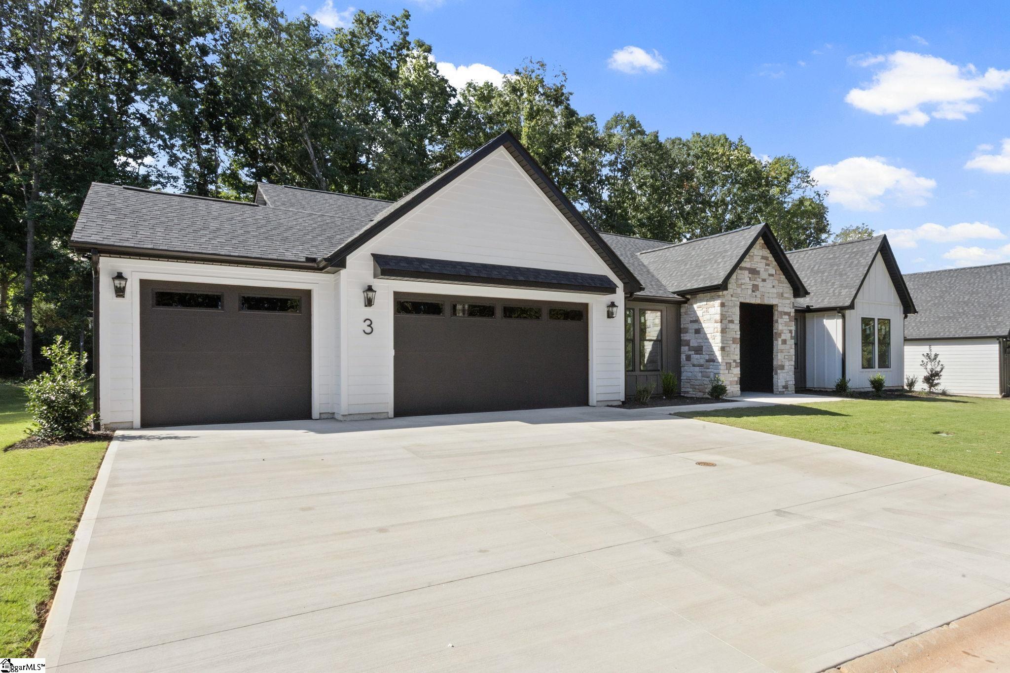 Single family home for sale at 3 Inverrary Dr, Taylors, SC 29687 | MLS# 1606035