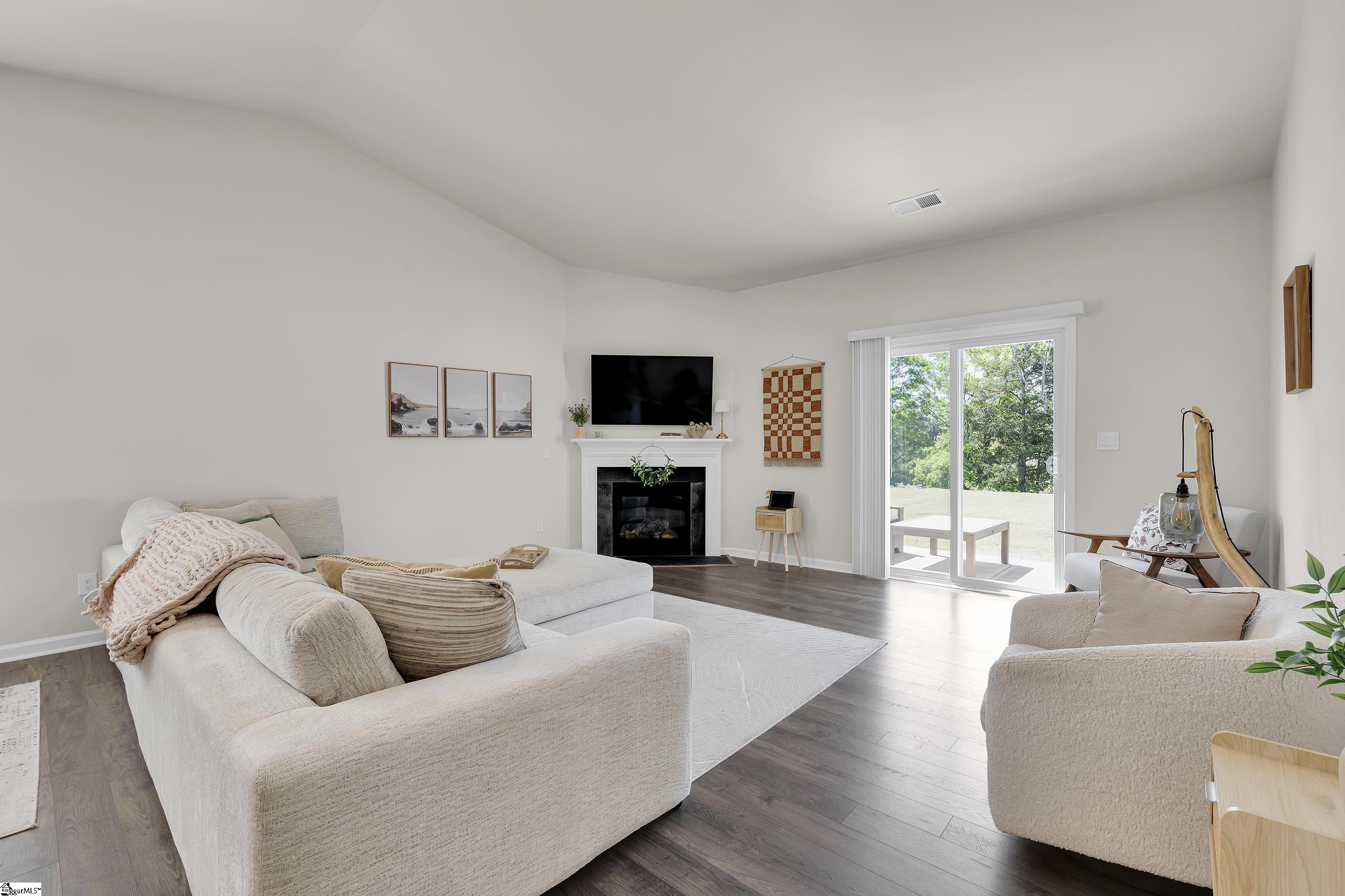 Photo 4 of Single family home for sale at 76 Oak Edge Ln, Greer, SC 29651 | MLS# 1606102 | Listing updated on 2026-10-08