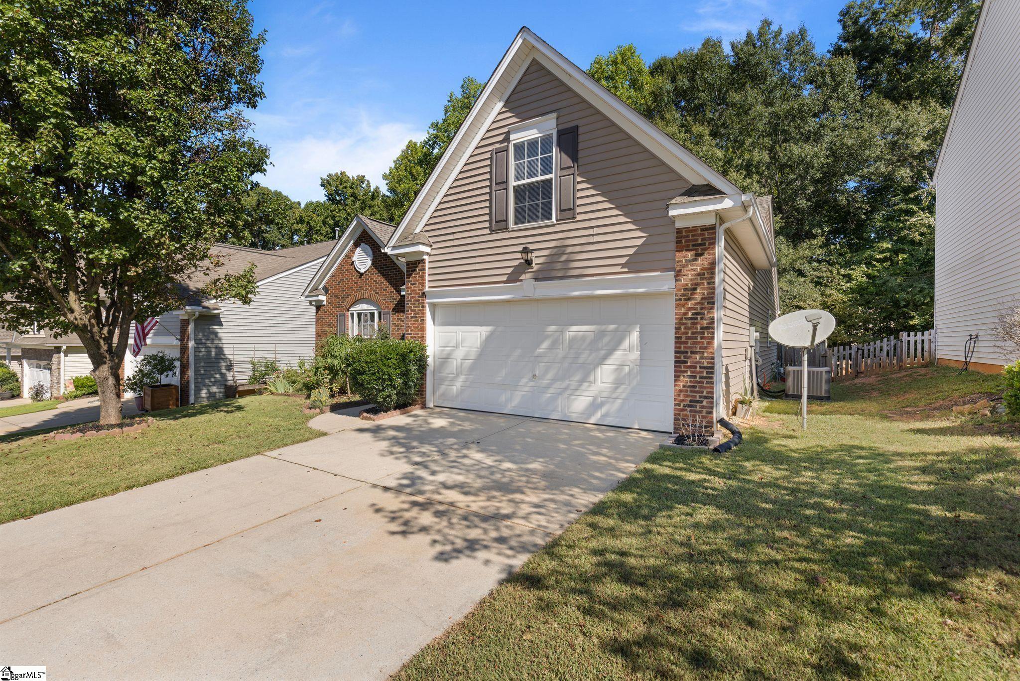 Photo 3 of Single family home for sale at 12 Knoll Ridge Dr, Greer, SC 29650 | MLS# 1606125 | Listing updated on 2026-10-08