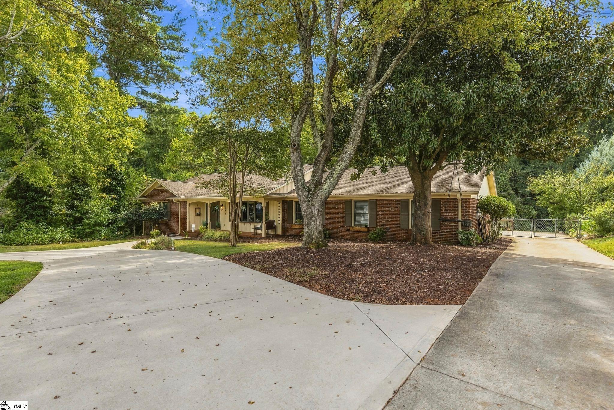 Photo 2 of Single family home for sale at 204 Seabury Dr, Greenville, SC 29615 | MLS# 1606153 | Listing updated on 2026-10-08