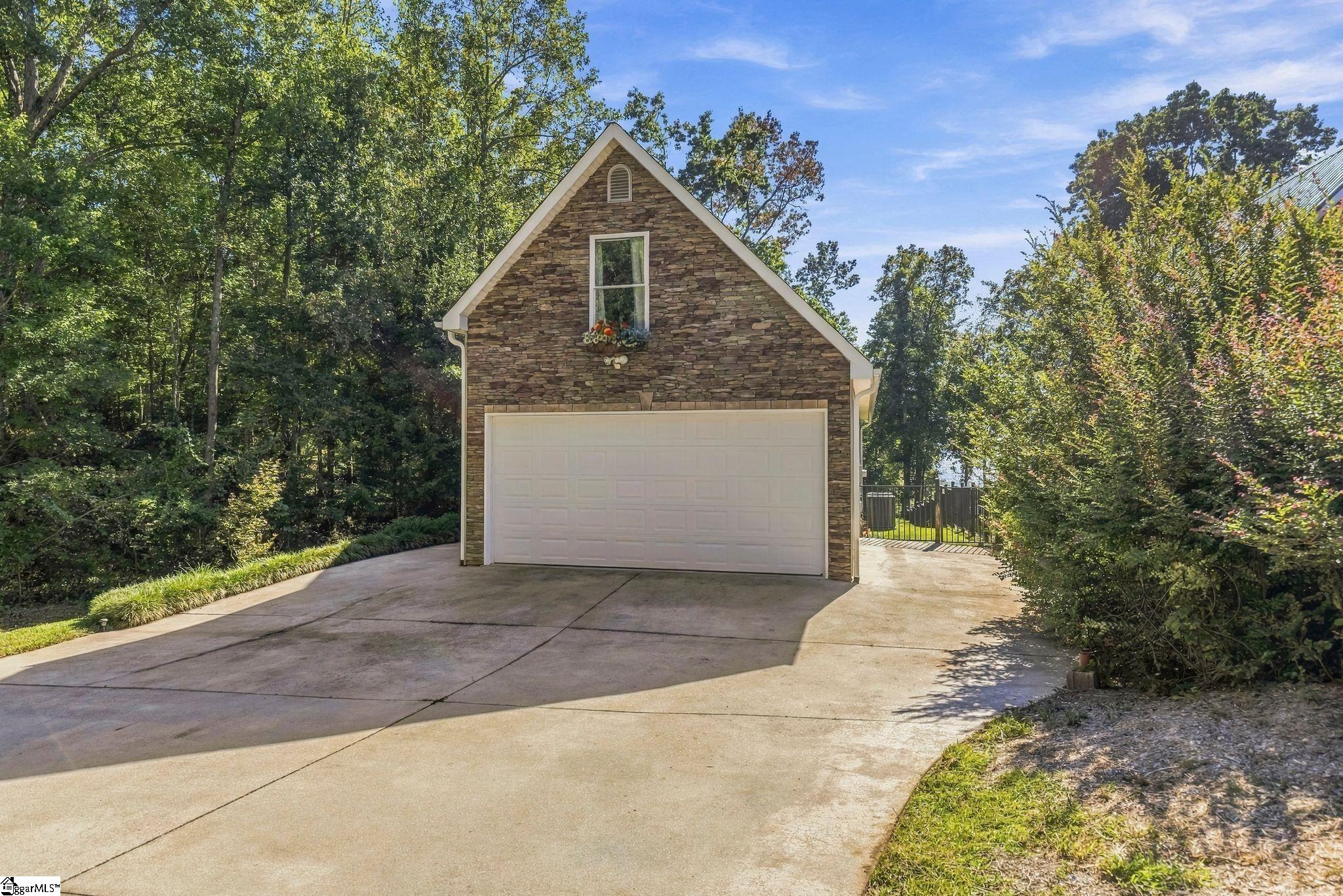 Photo 2 of Single family home for sale at 127 Fields Ave, Anderson, SC 29625 | MLS# 1606758 | Listing updated on 2026-10-16