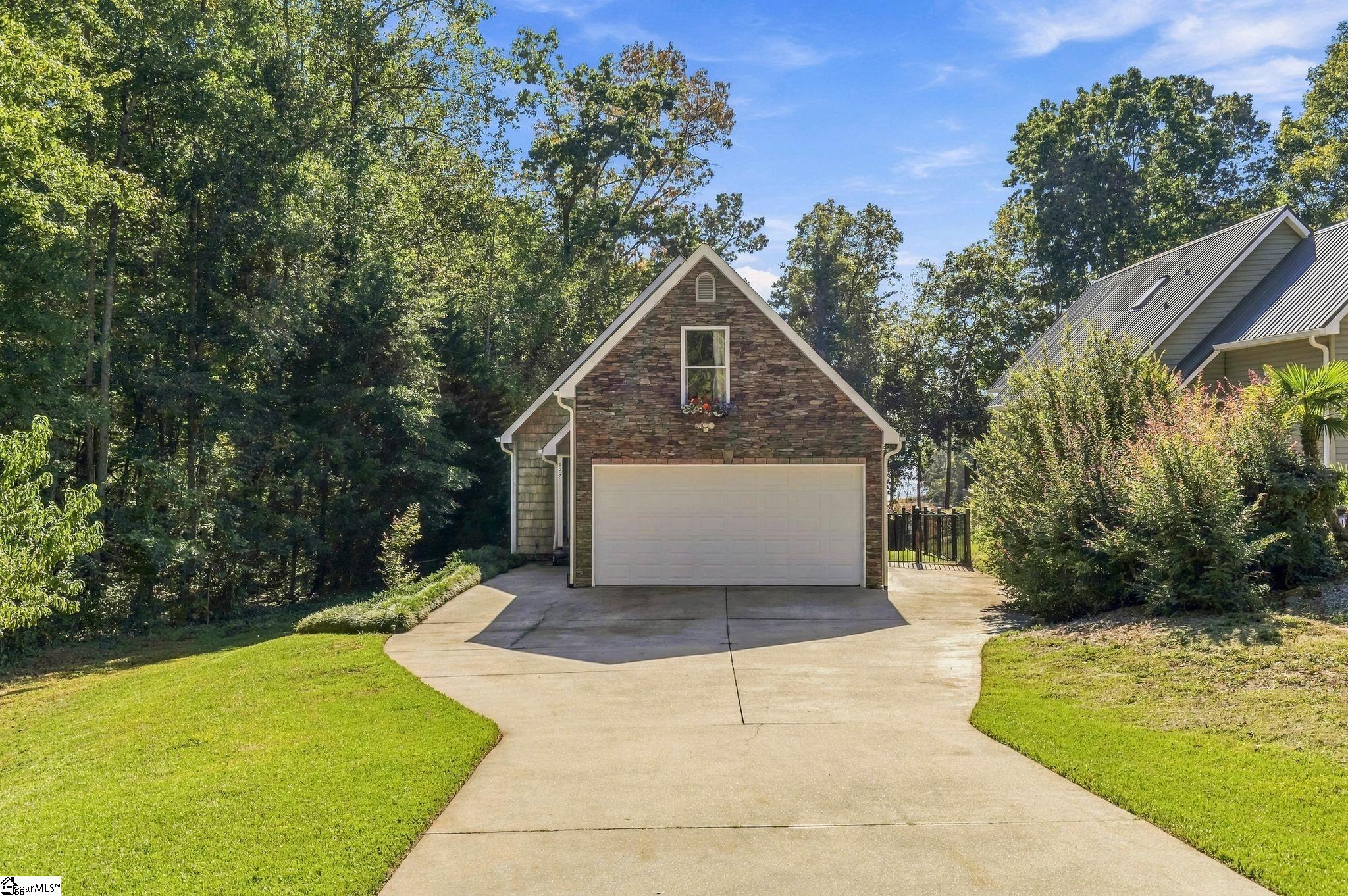 Photo 3 of Single family home for sale at 127 Fields Ave, Anderson, SC 29625 | MLS# 1606758 | Listing updated on 2026-10-16