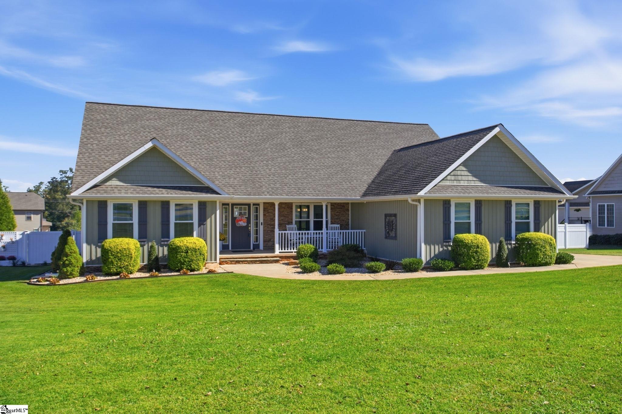 Photo 1 of Single family home for sale at 484 Carriage Gate Dr, Wellford, SC 29385 | MLS# 1607051 | Listing updated on 2026-10-19