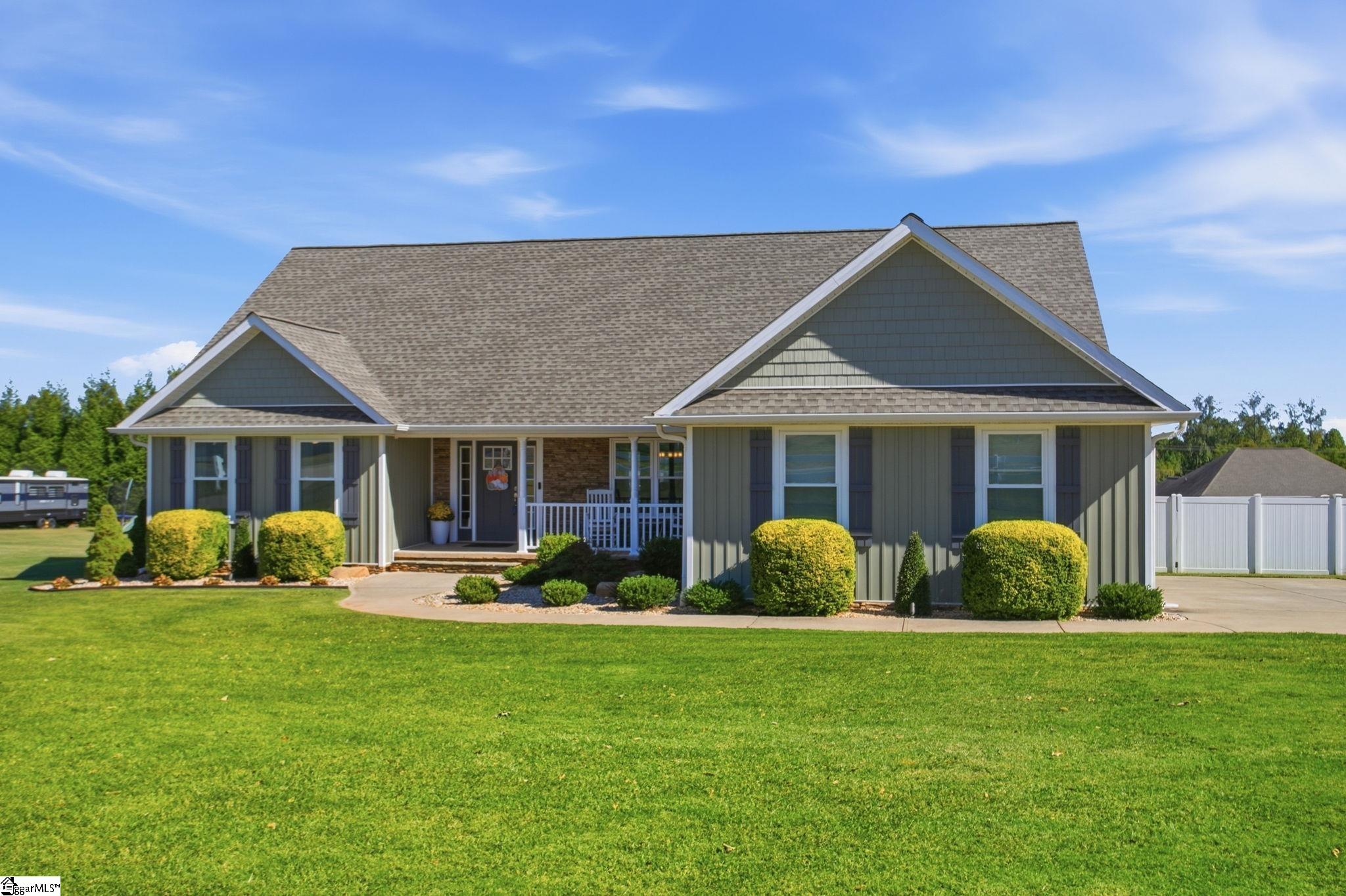 Photo 2 of Single family home for sale at 484 Carriage Gate Dr, Wellford, SC 29385 | MLS# 1607051 | Listing updated on 2026-10-19