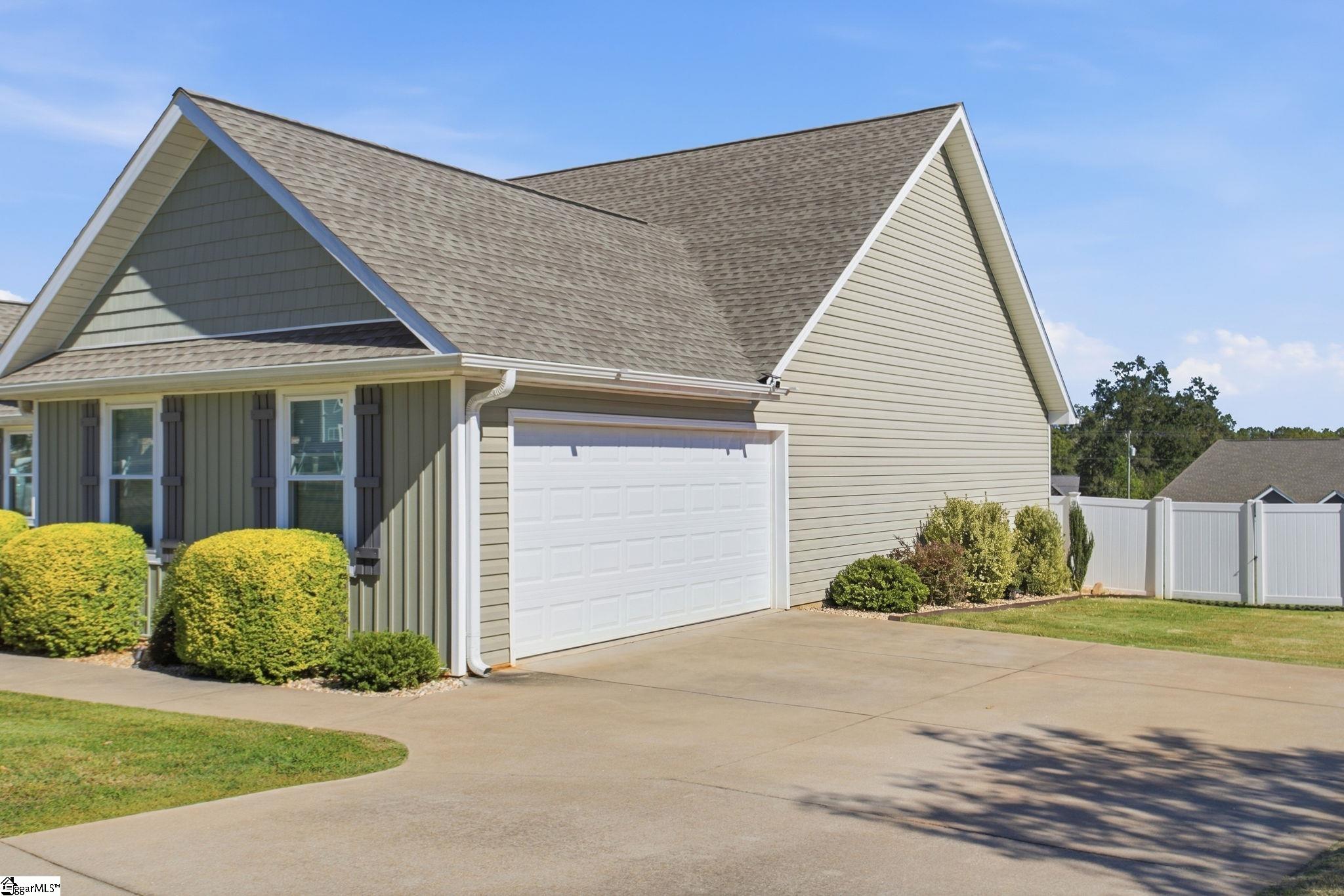 Photo 3 of Single family home for sale at 484 Carriage Gate Dr, Wellford, SC 29385 | MLS# 1607051 | Listing updated on 2026-10-19