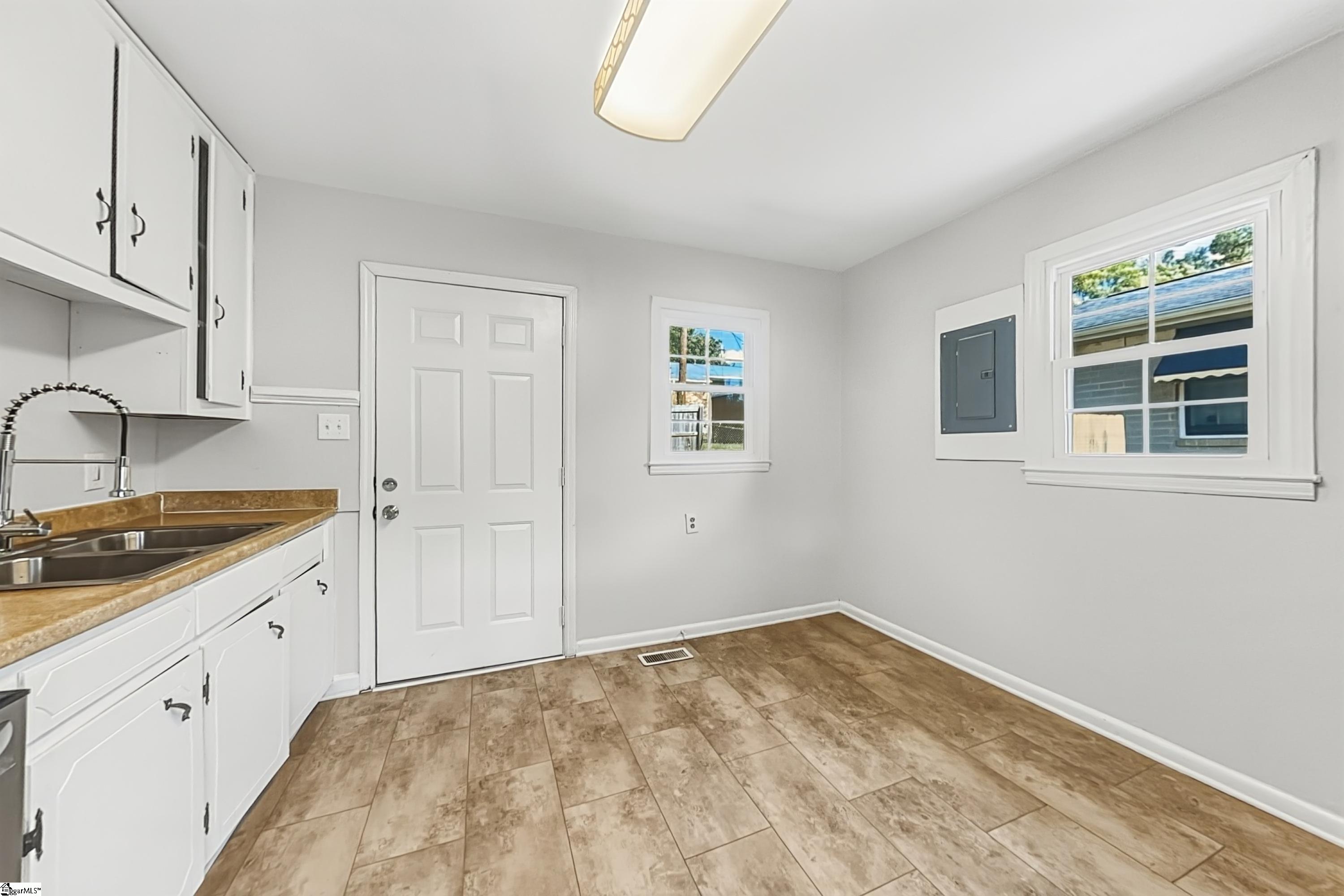 Photo 4 of Single family home for sale at 121 Norris Ct, Spartanburg, SC 29306 | MLS# 1607092 | Listing updated on 2026-10-20