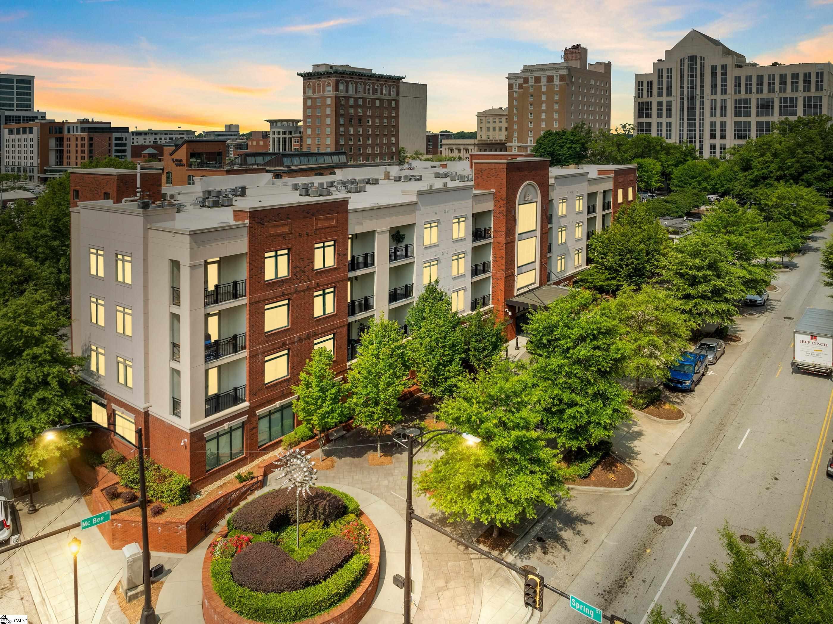 98 E Mcbee Avenue Unit 207