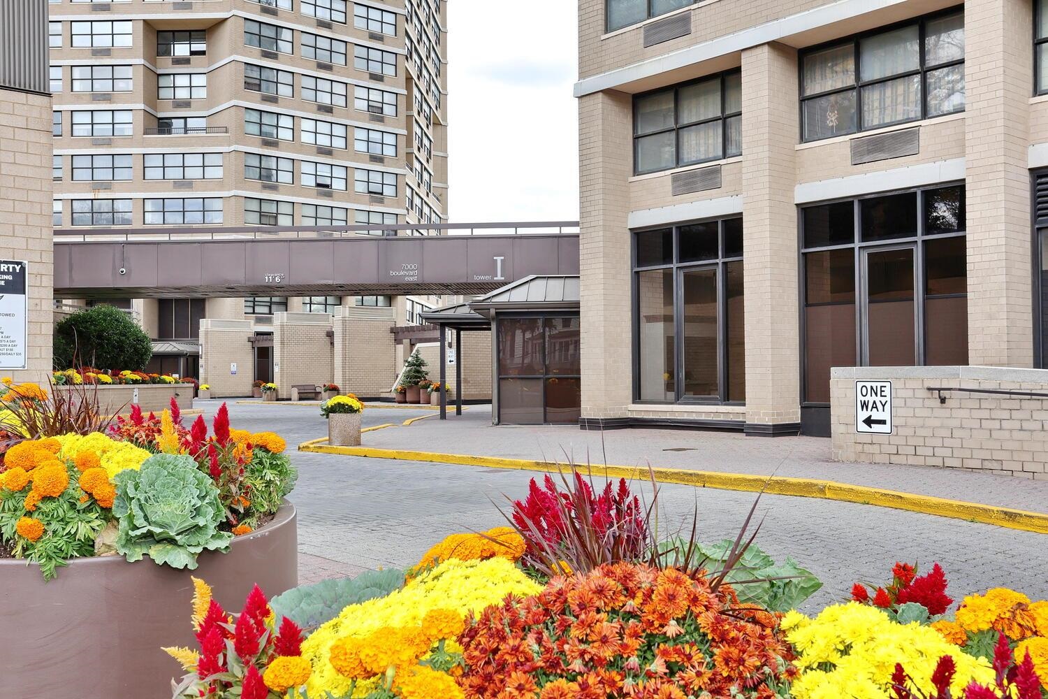 7000 BLVD EAST - Photo 2