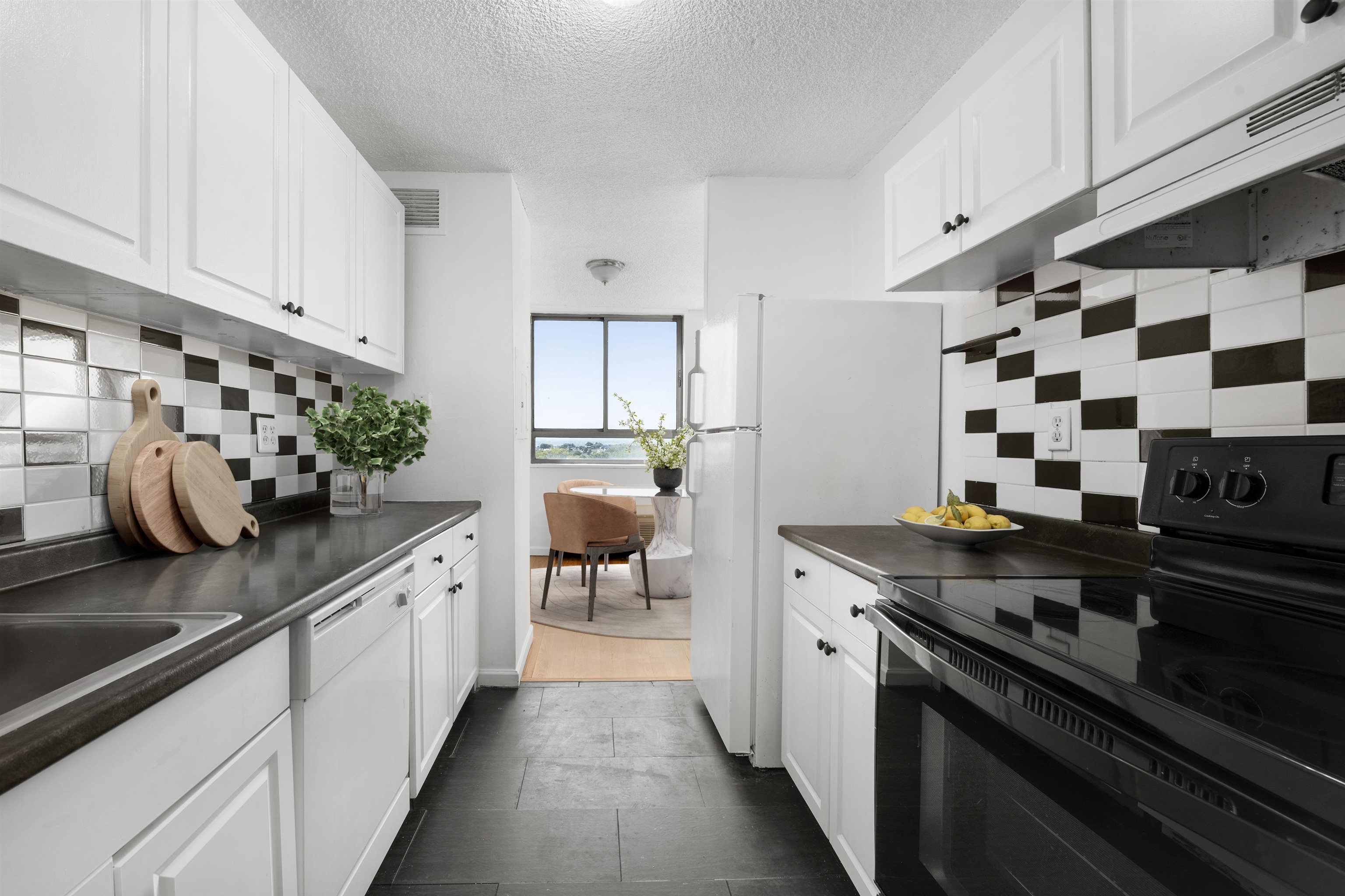 100 MANHATTAN AVE - Photo 4