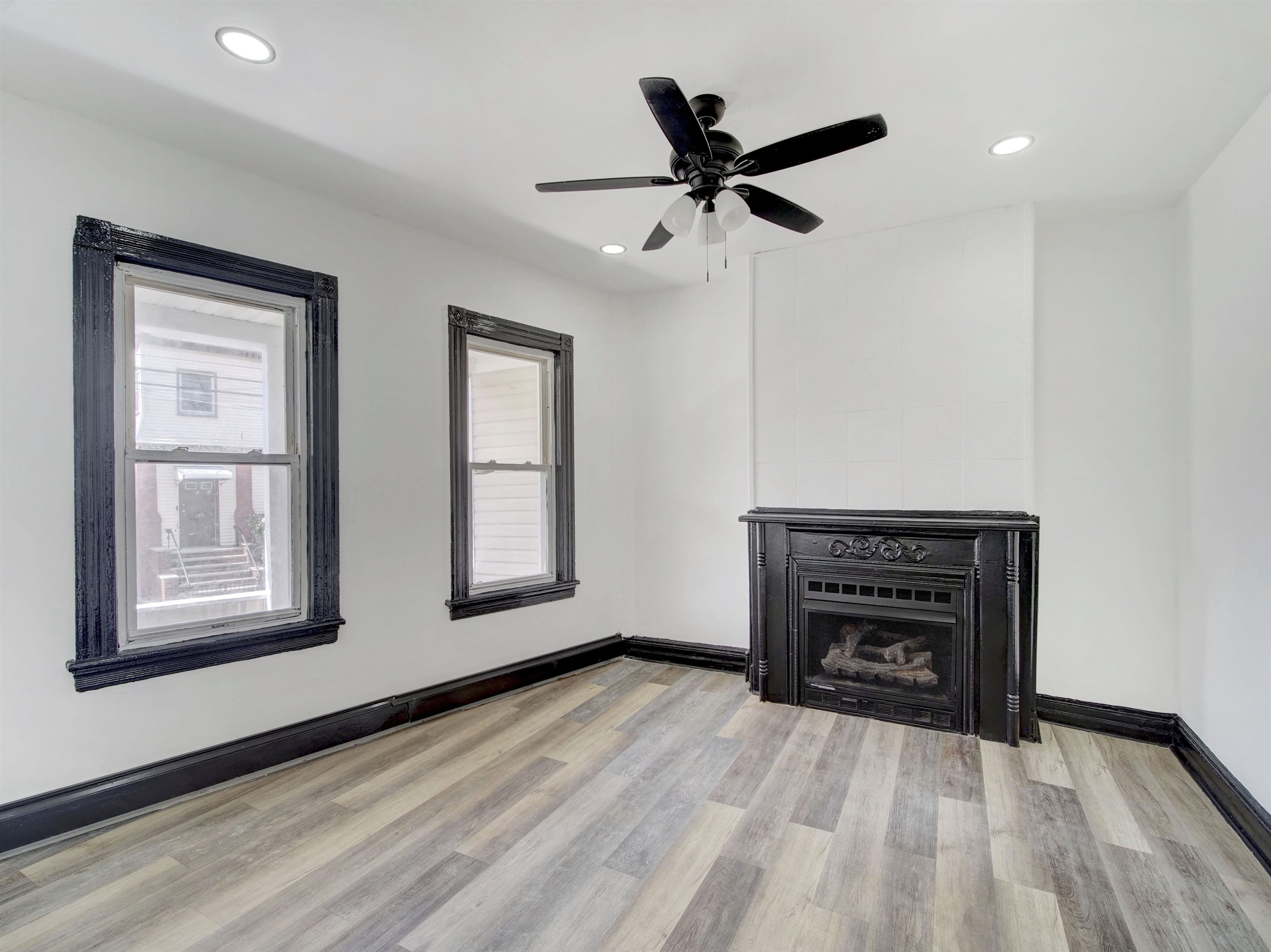 166 CATOR AVE - Photo 4