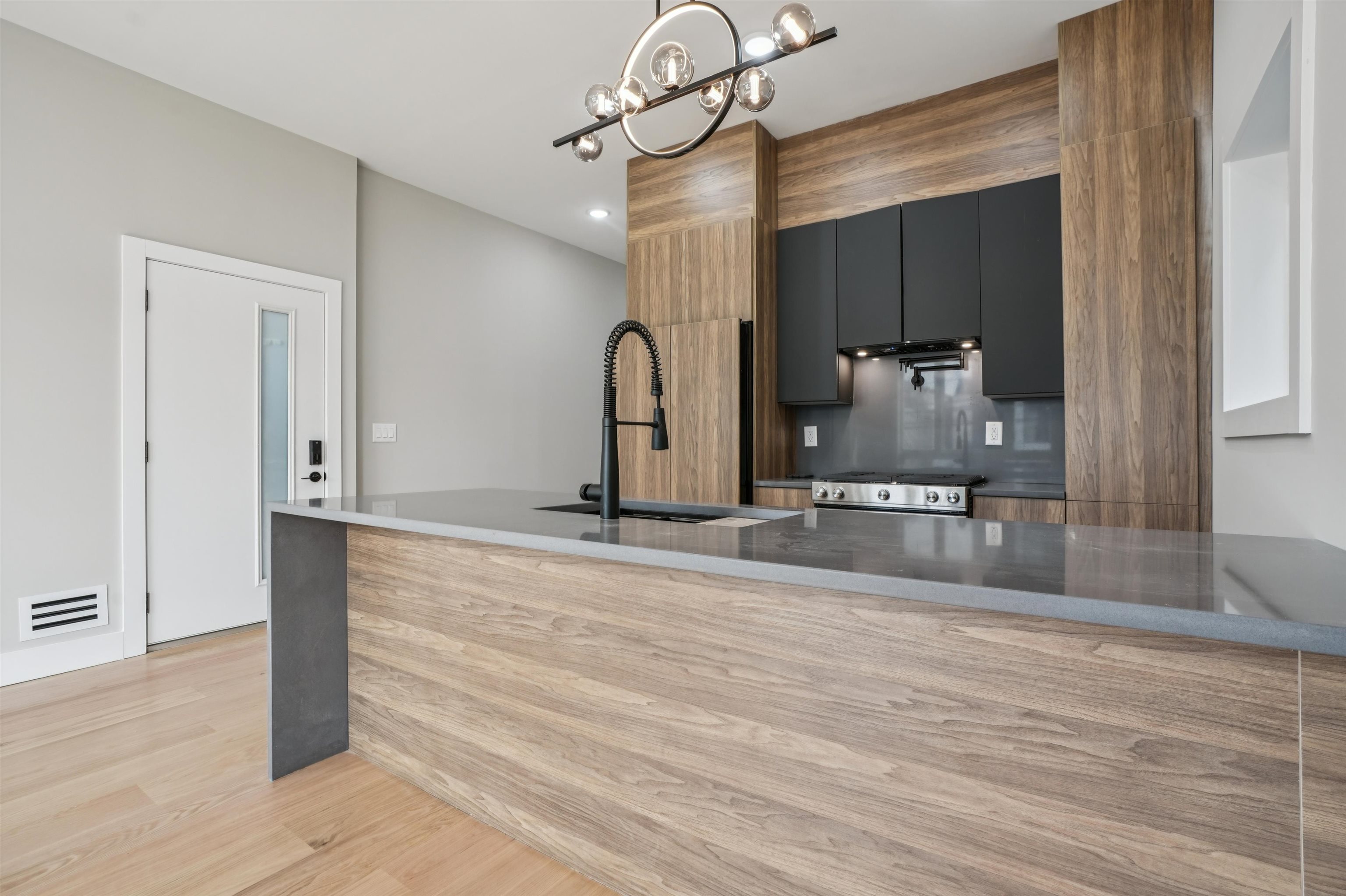 68 THORNE ST - Photo 2