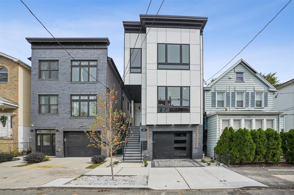 68 THORNE ST - Photo 1