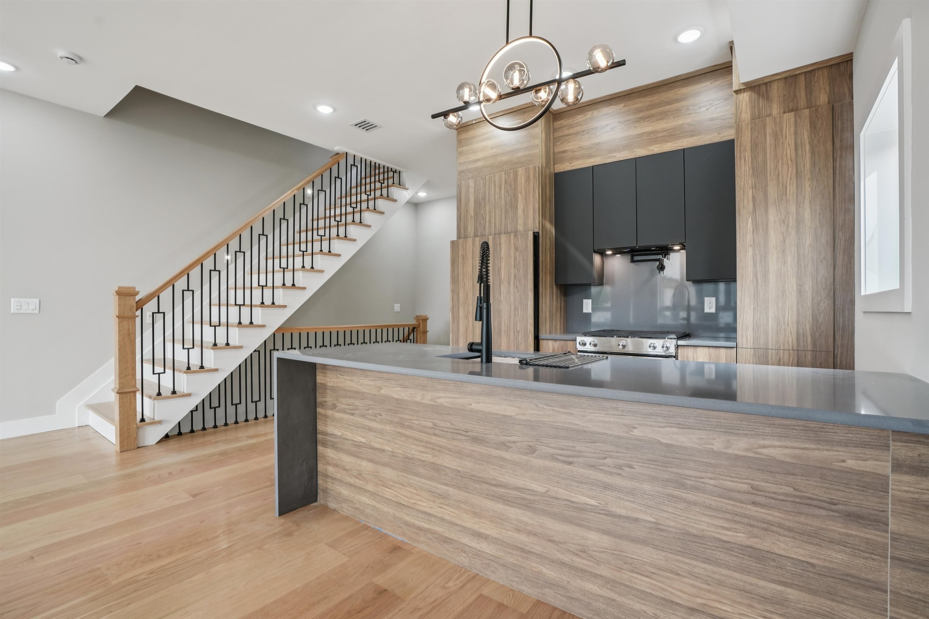 68 THORNE ST - Photo 2