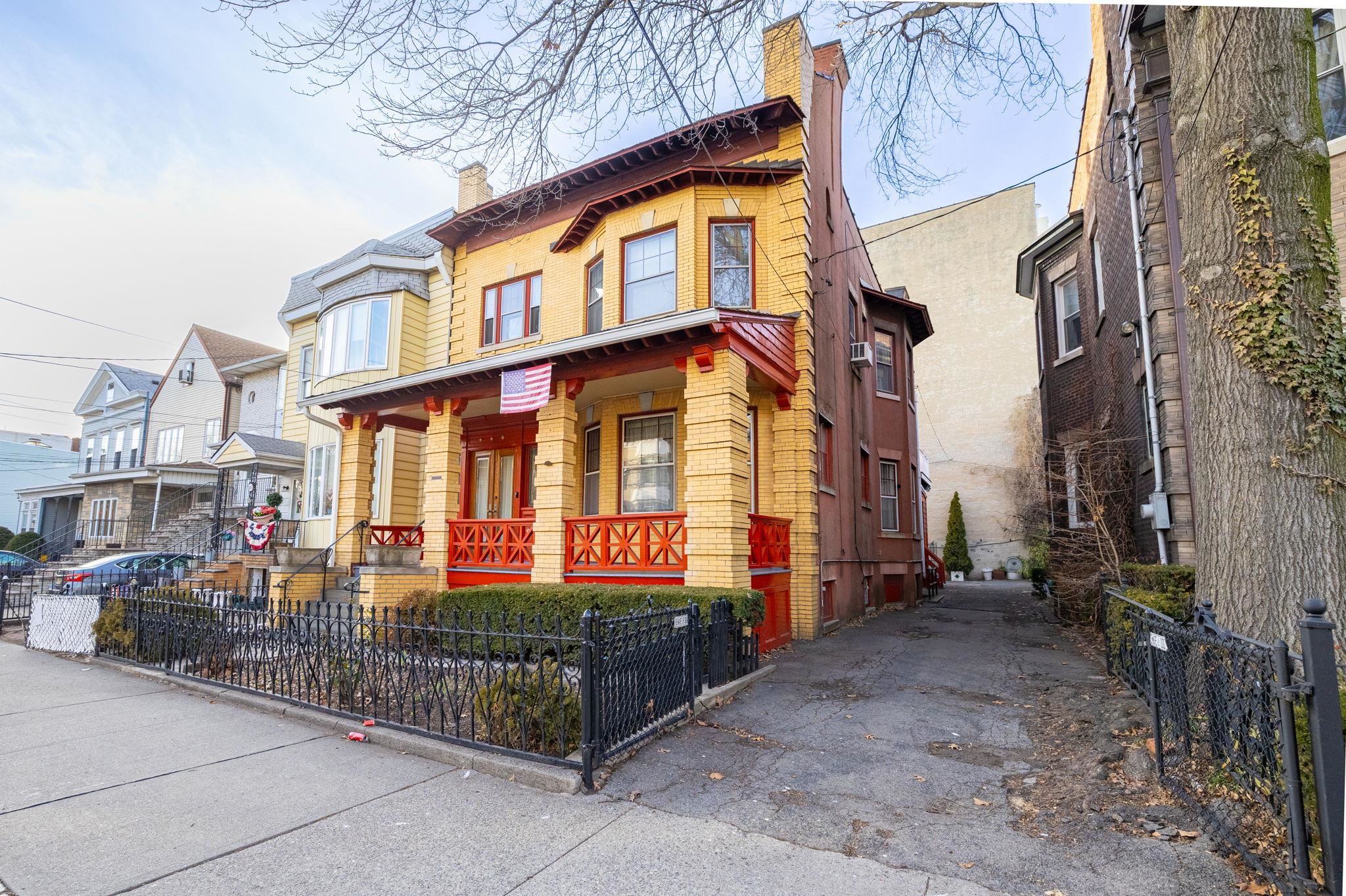 895 SUMMIT AVE - Photo 2