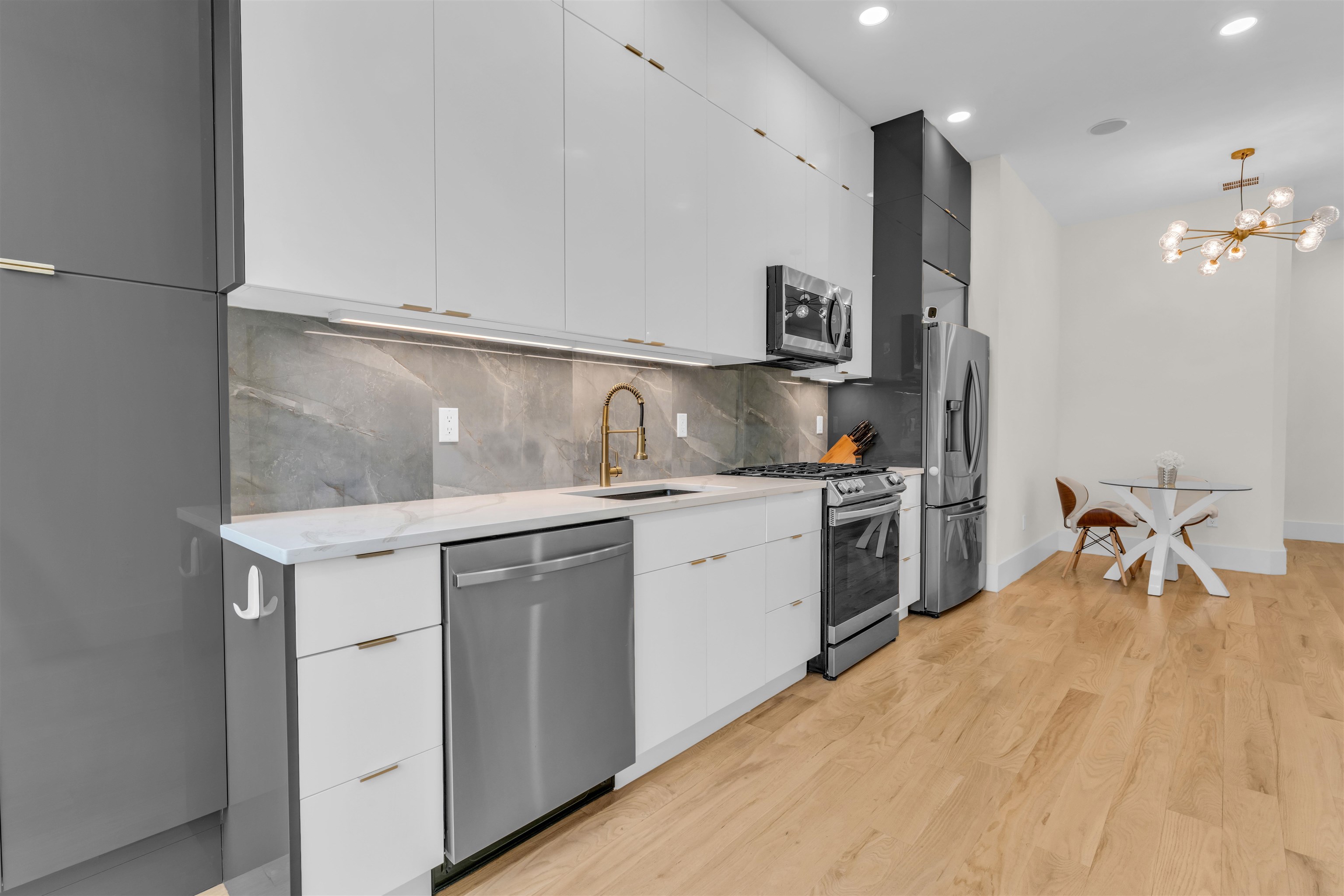 20 VAN NOSTRAND AVE - Photo 4