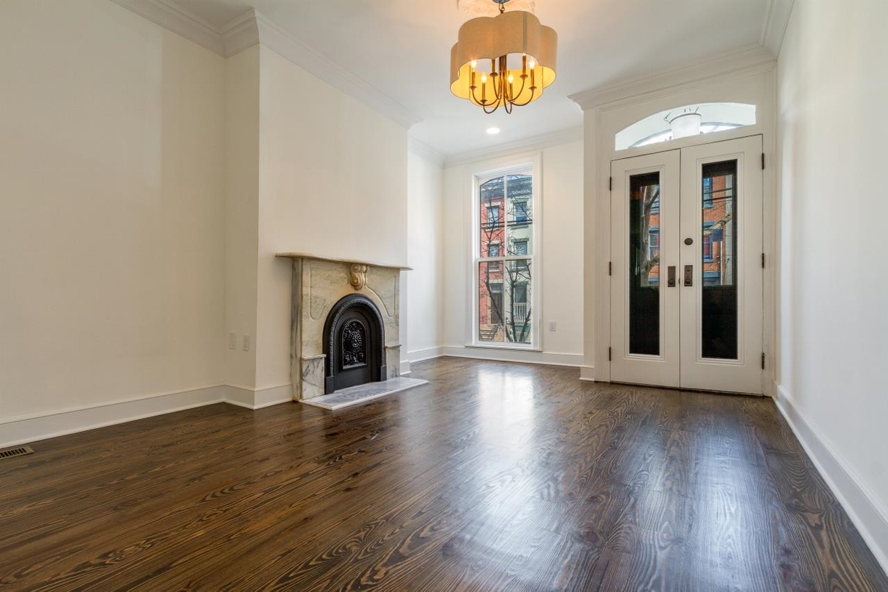 329.5 8TH ST - Photo 2