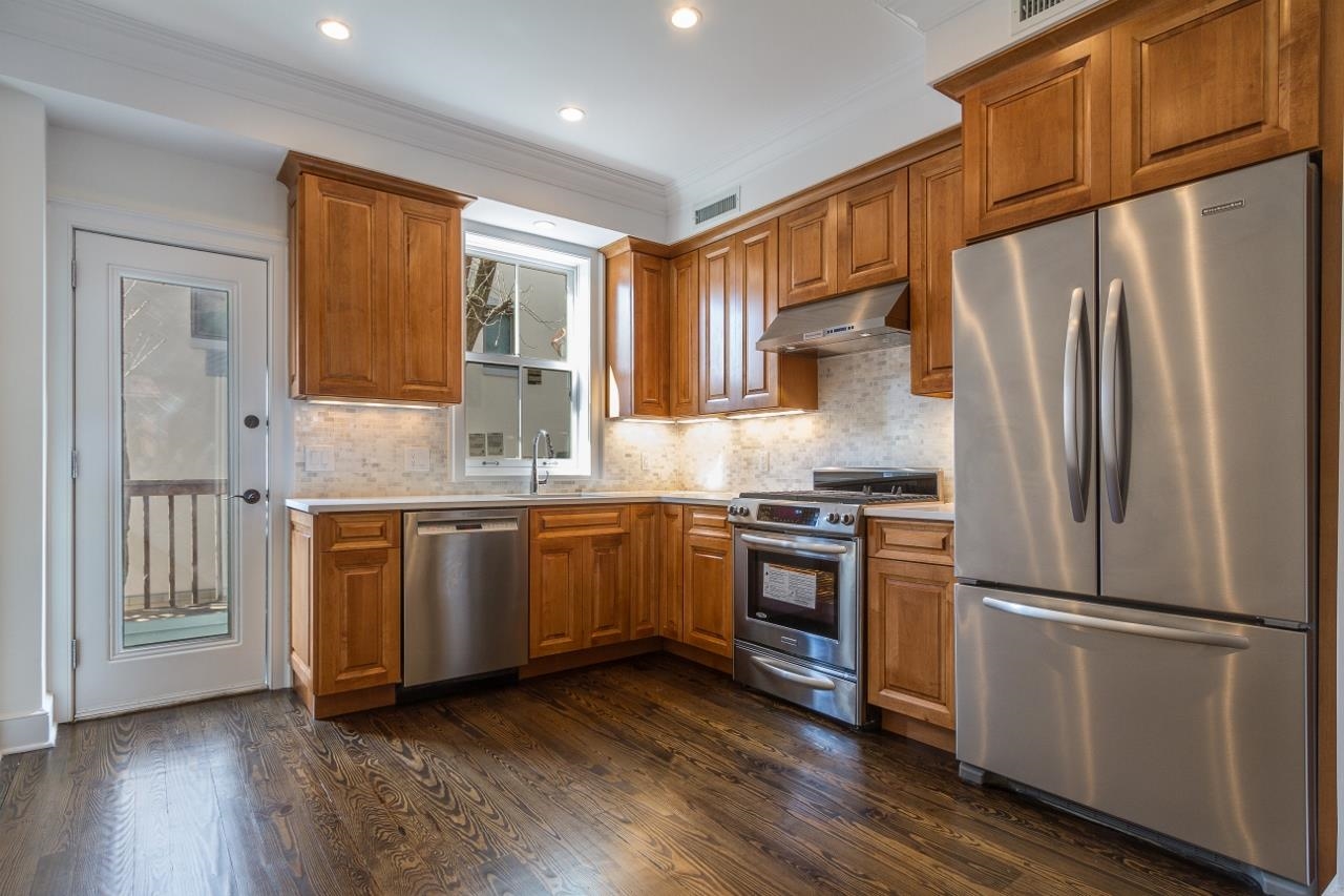 329.5 8TH ST - Photo 4