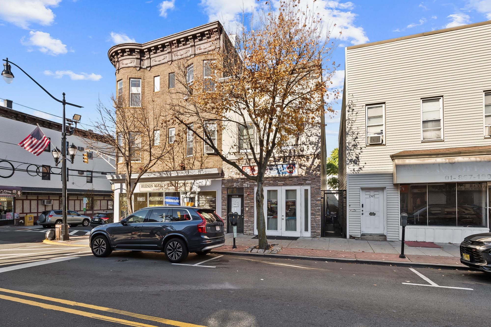 1303 SUMMIT AVE - Photo 2