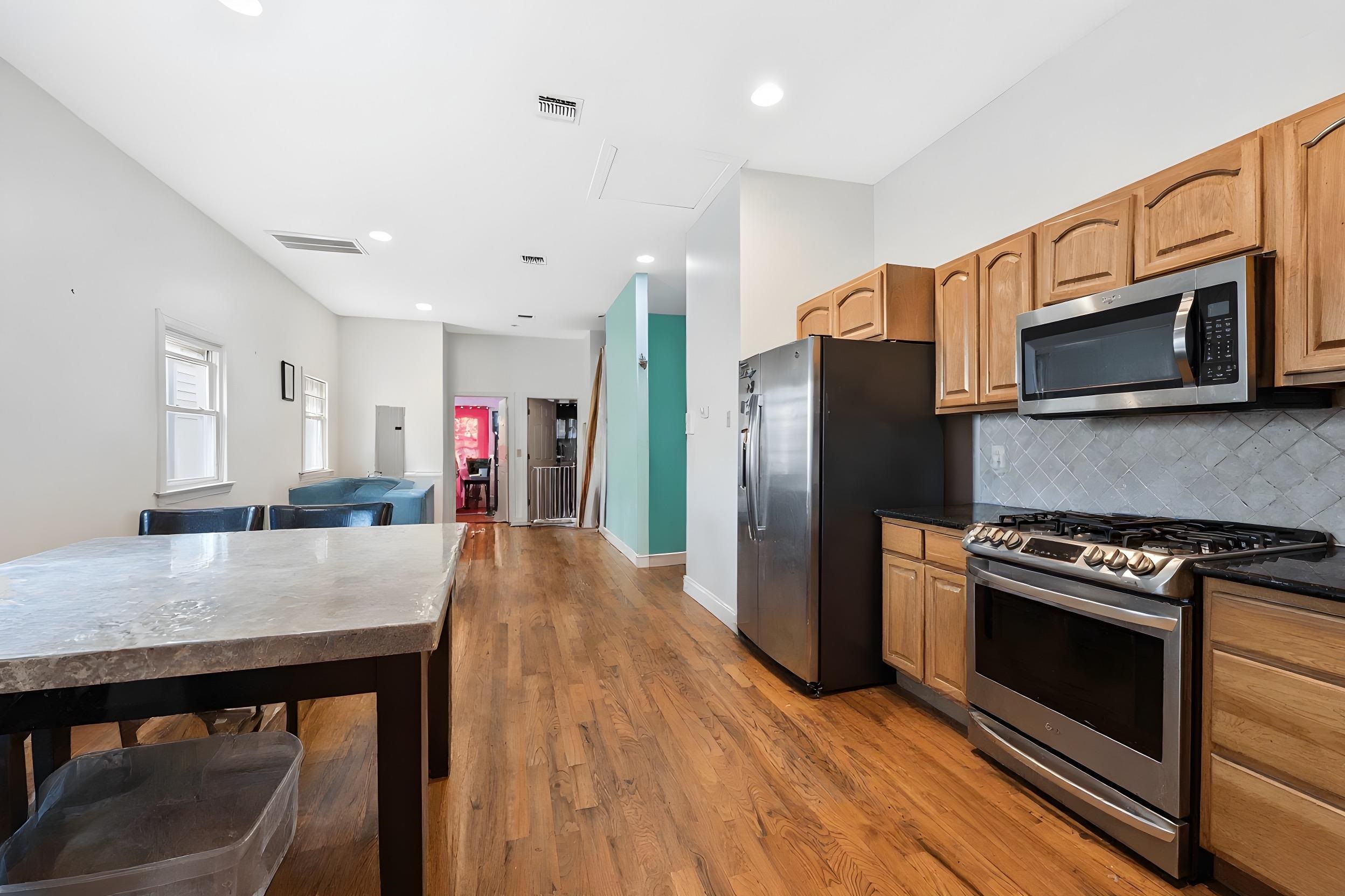 1303 SUMMIT AVE - Photo 5