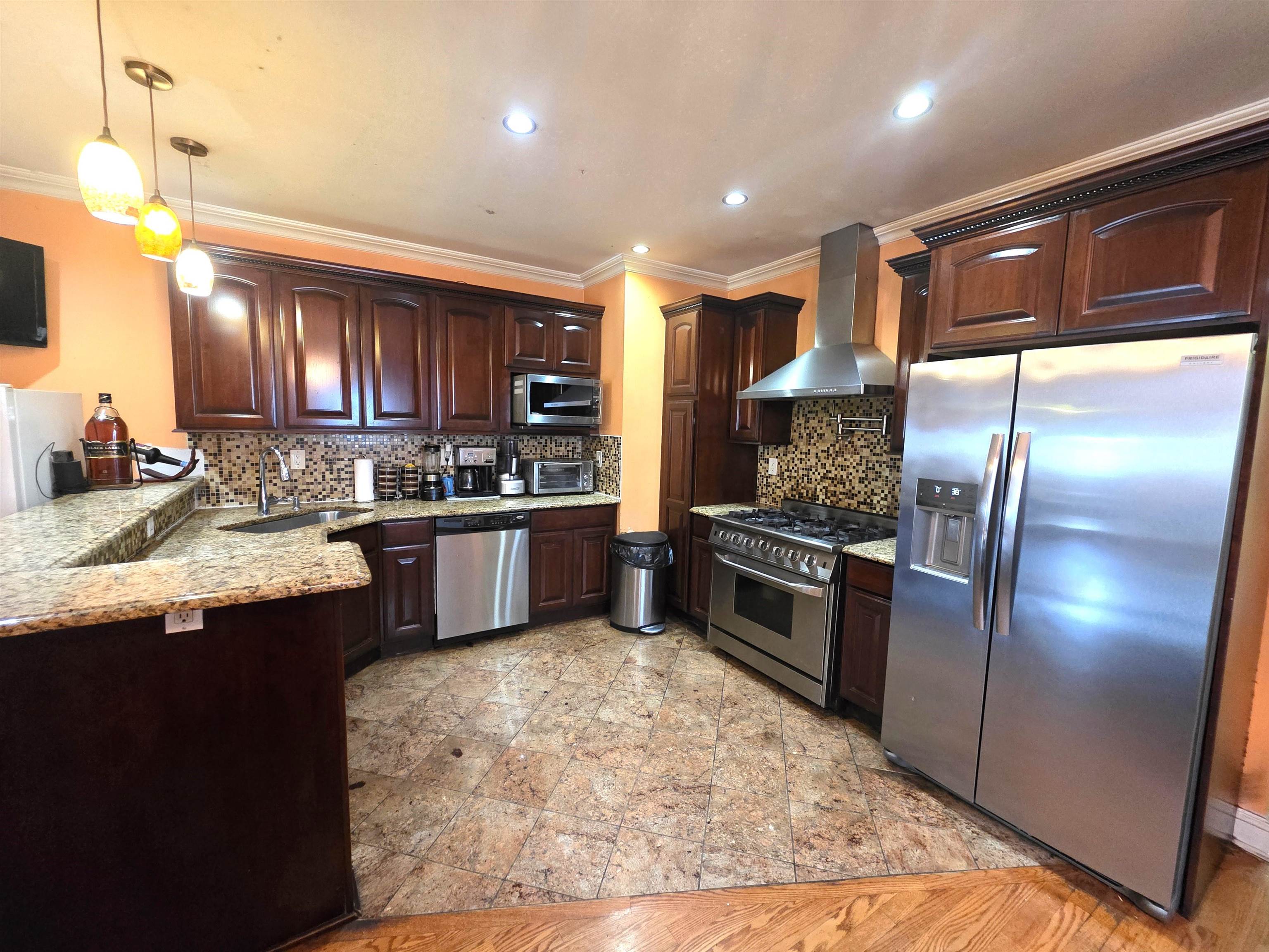 102 CLENDENNY AVE - Photo 4