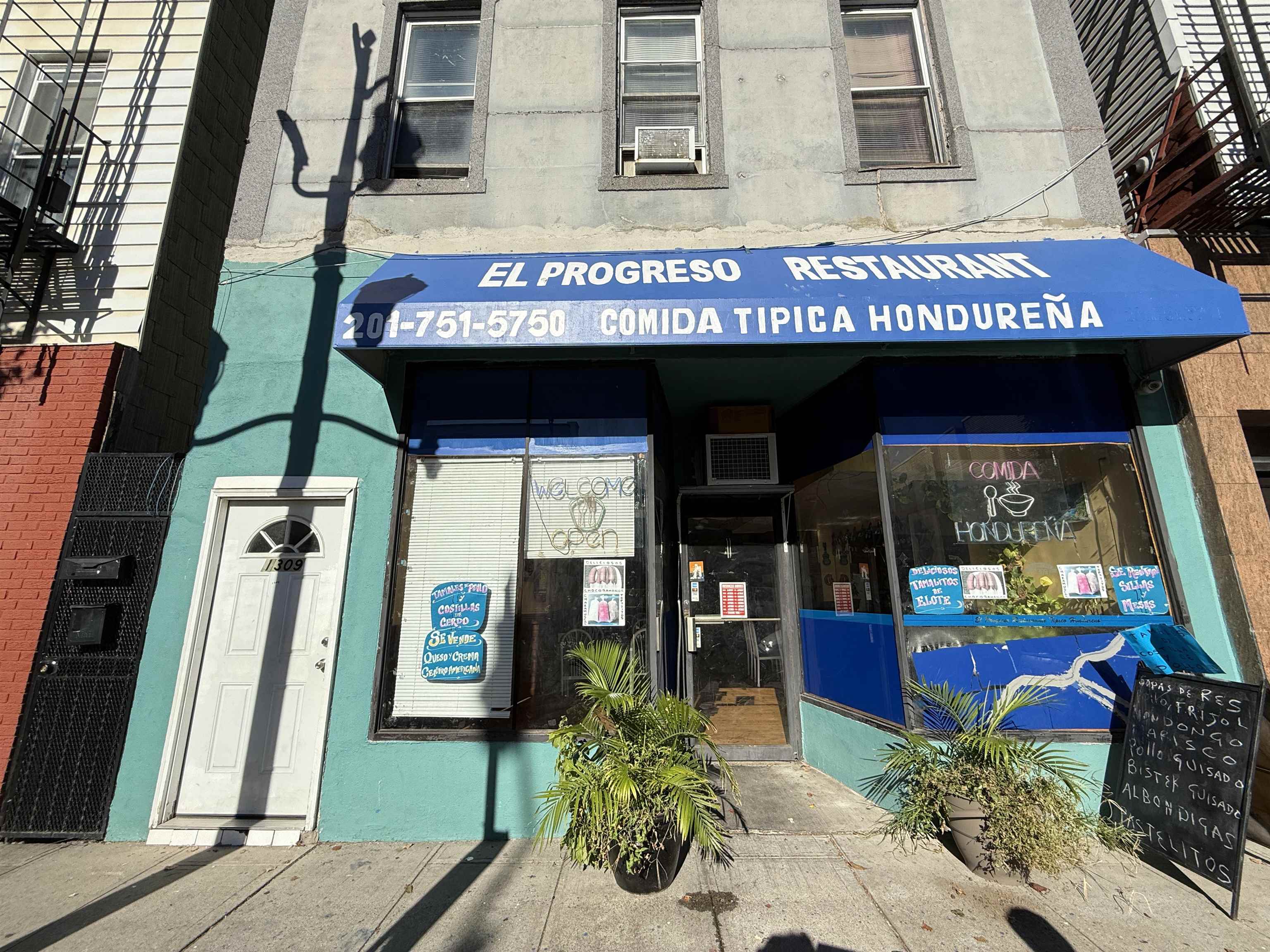 1309 SUMMIT AVE - Photo 2