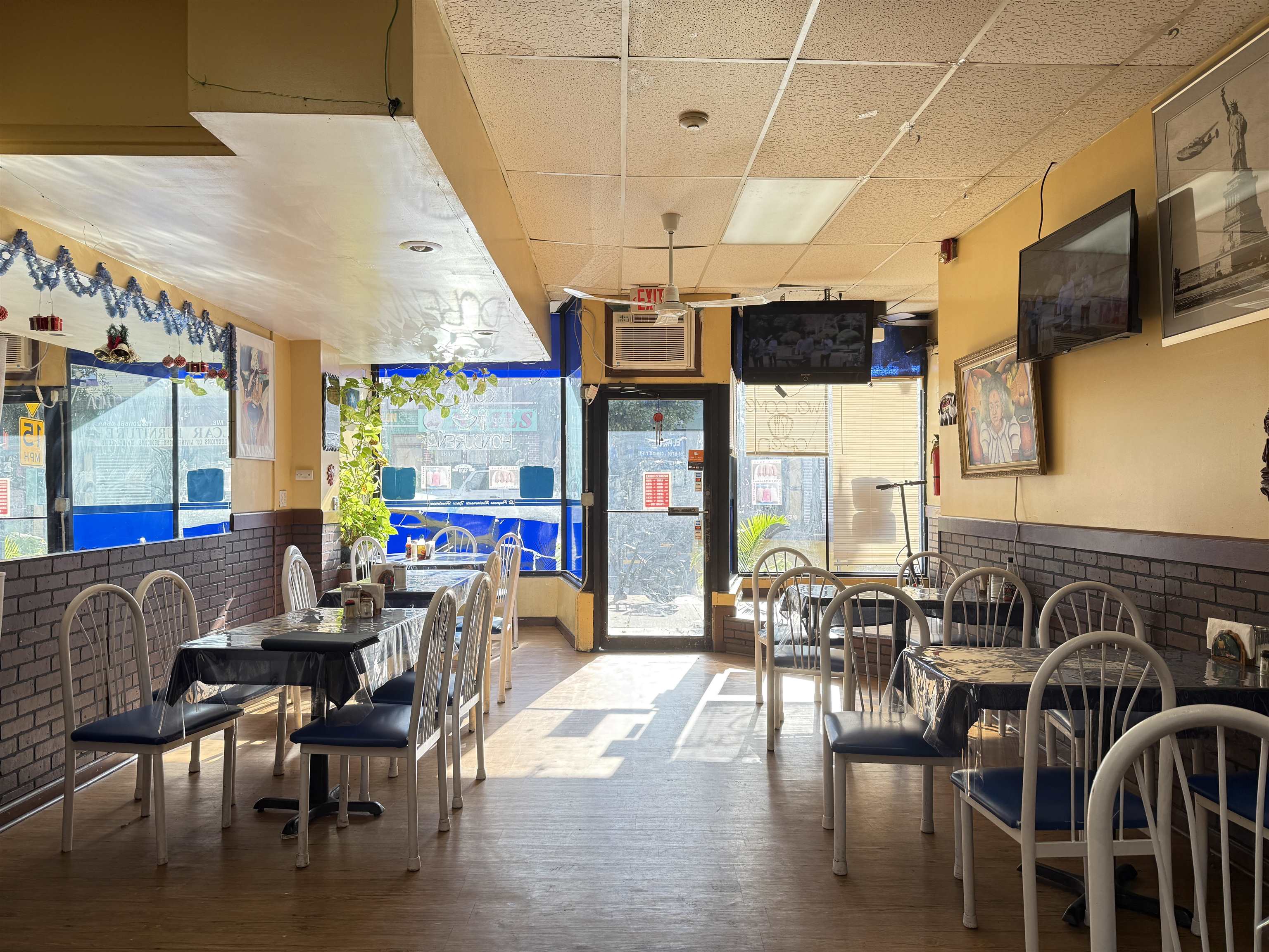 1309 SUMMIT AVE - Photo 3