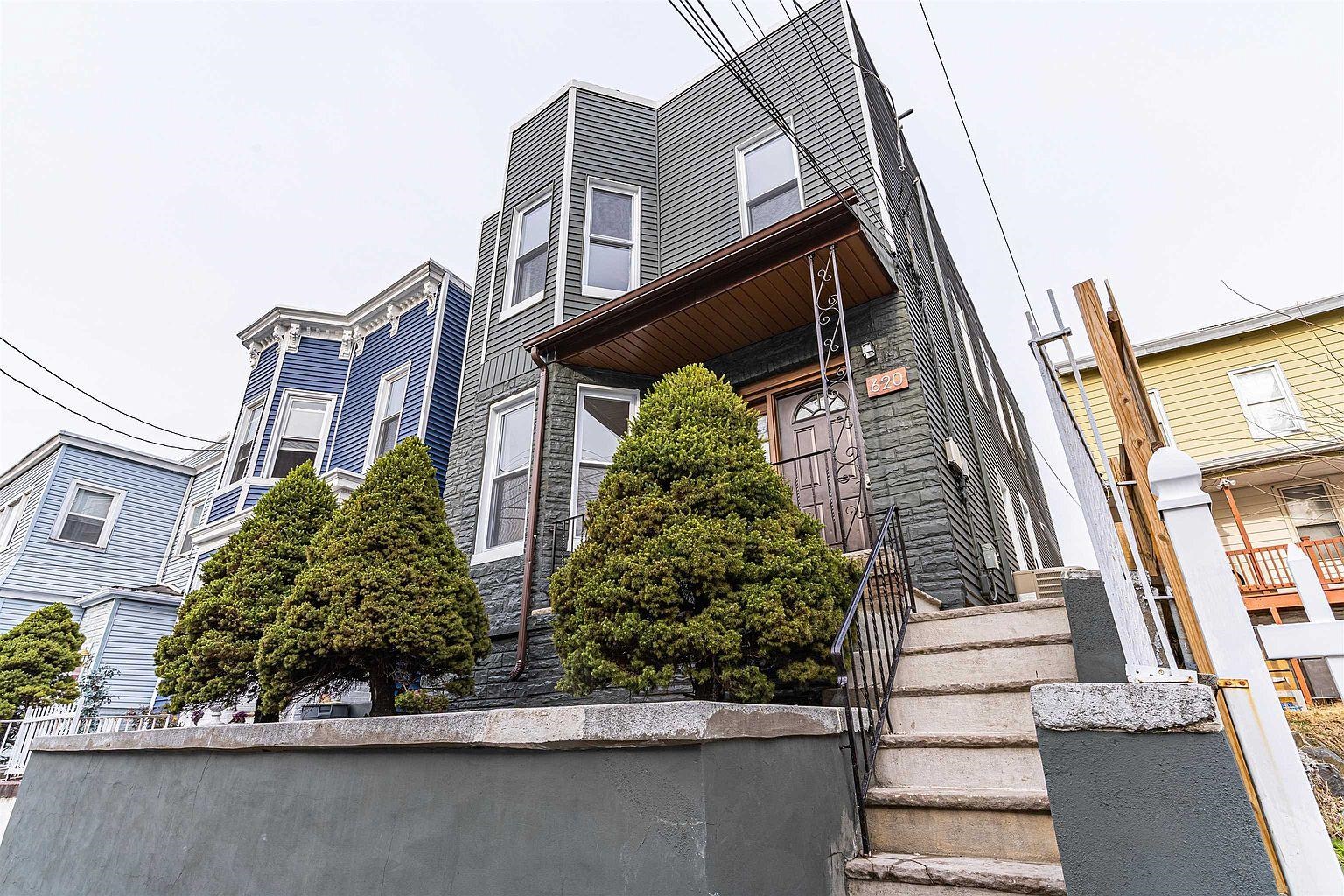 620 37TH ST - Photo 1