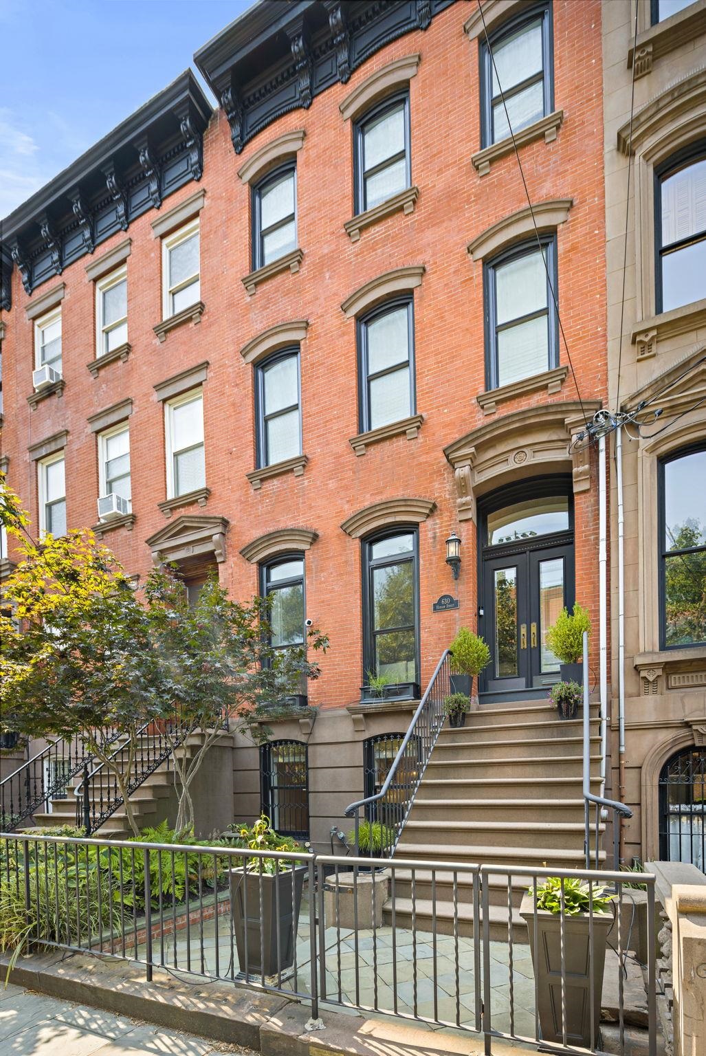 630 HUDSON ST - Photo 4