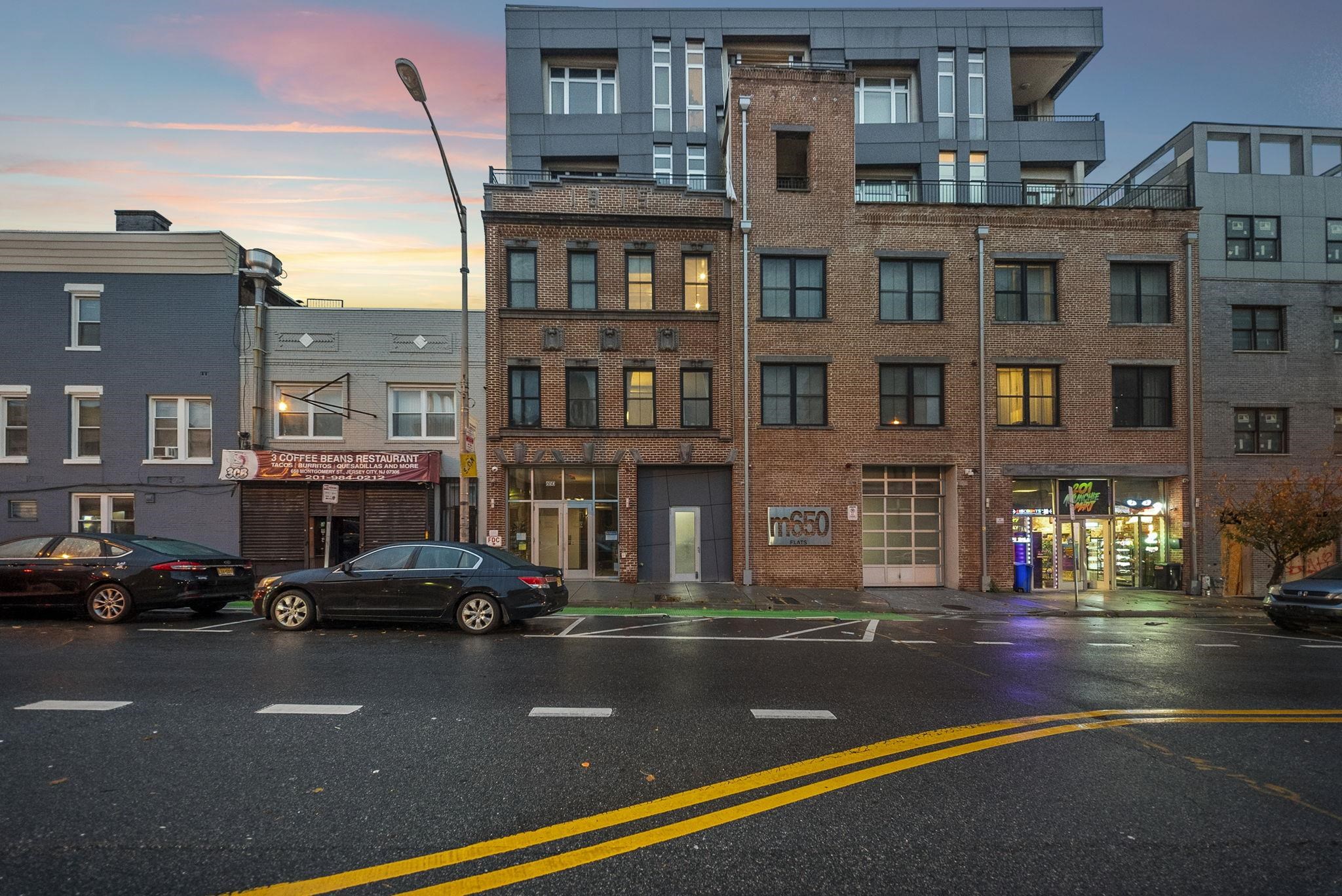 650 MONTGOMERY ST - Photo 1