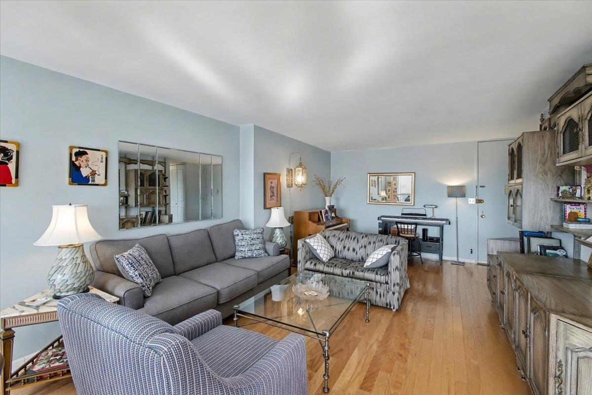 2077 CENTER AVE - Photo 4