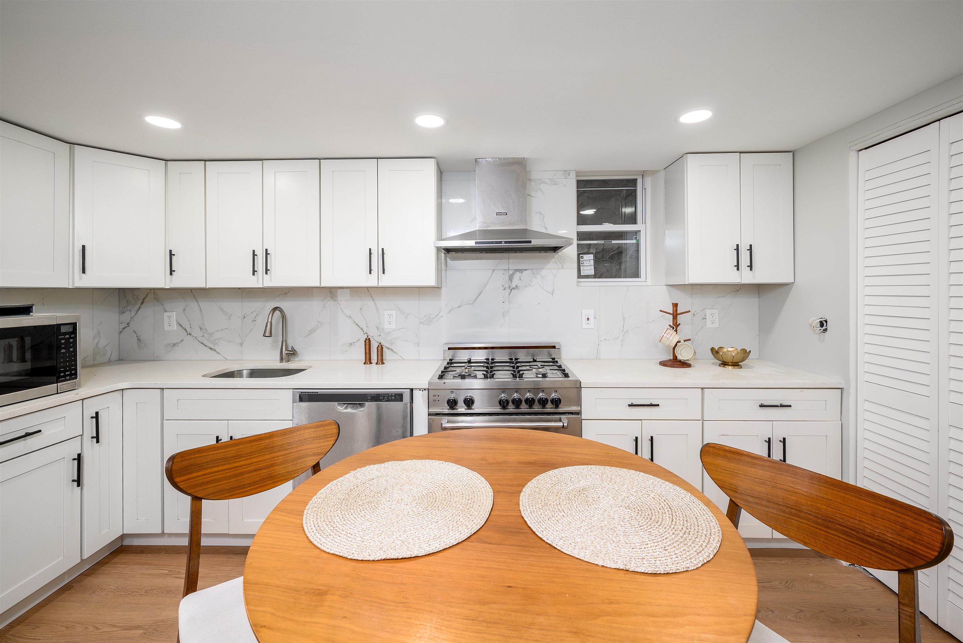 70 BOWERS ST - Photo 5