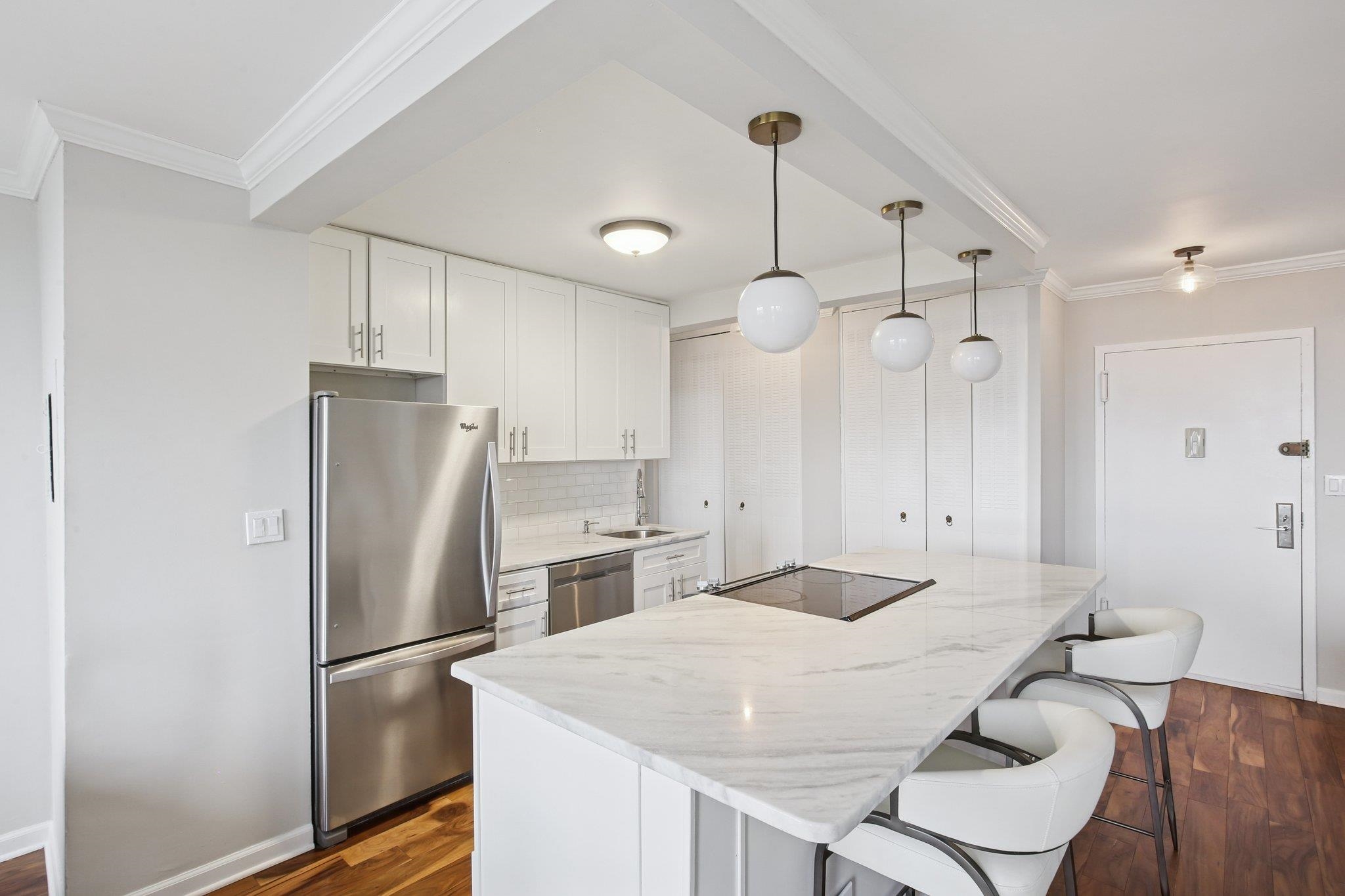 100 MANHATTAN AVE - Photo 5