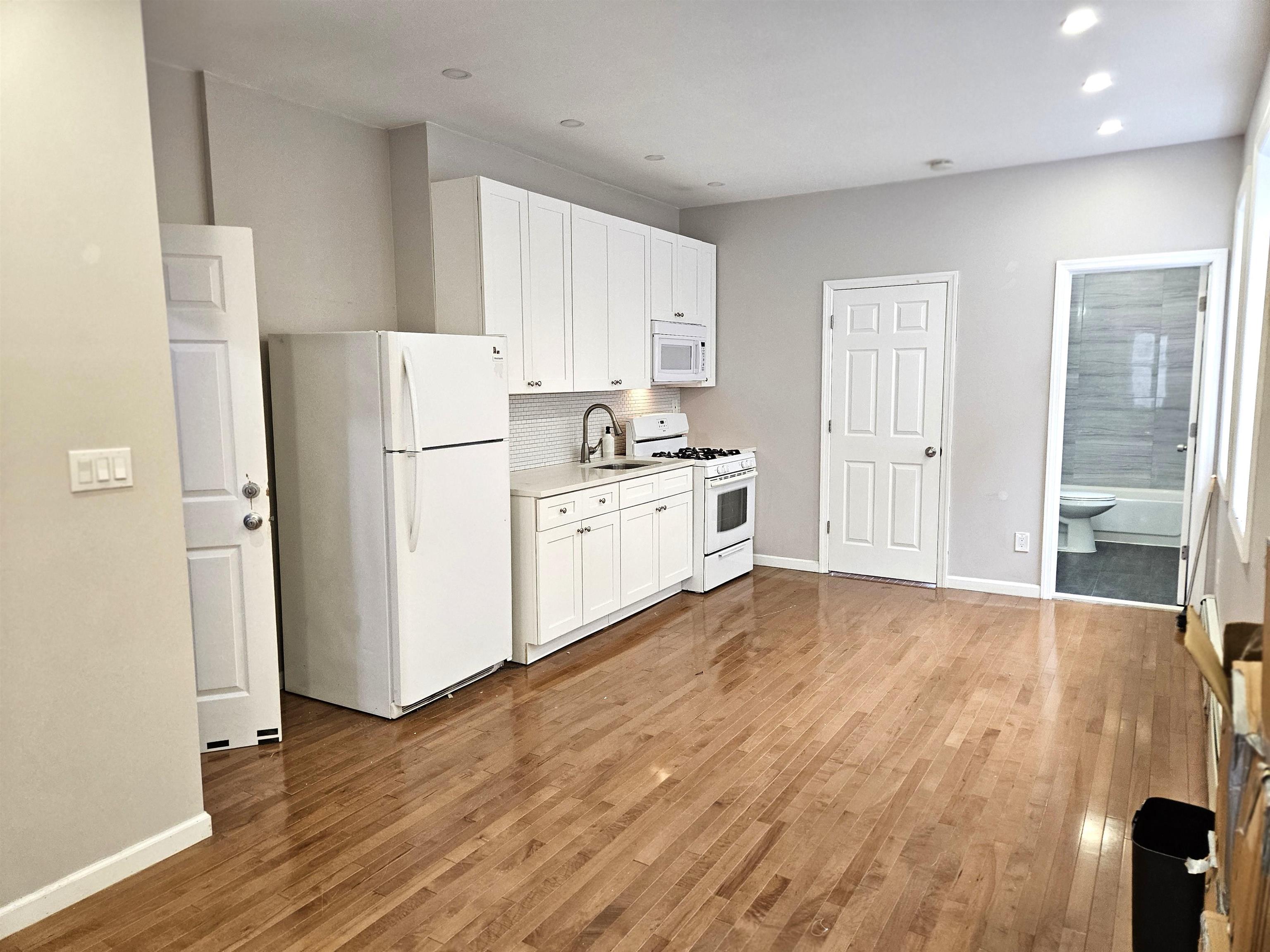 142 WEST SIDE AVE - Photo 5