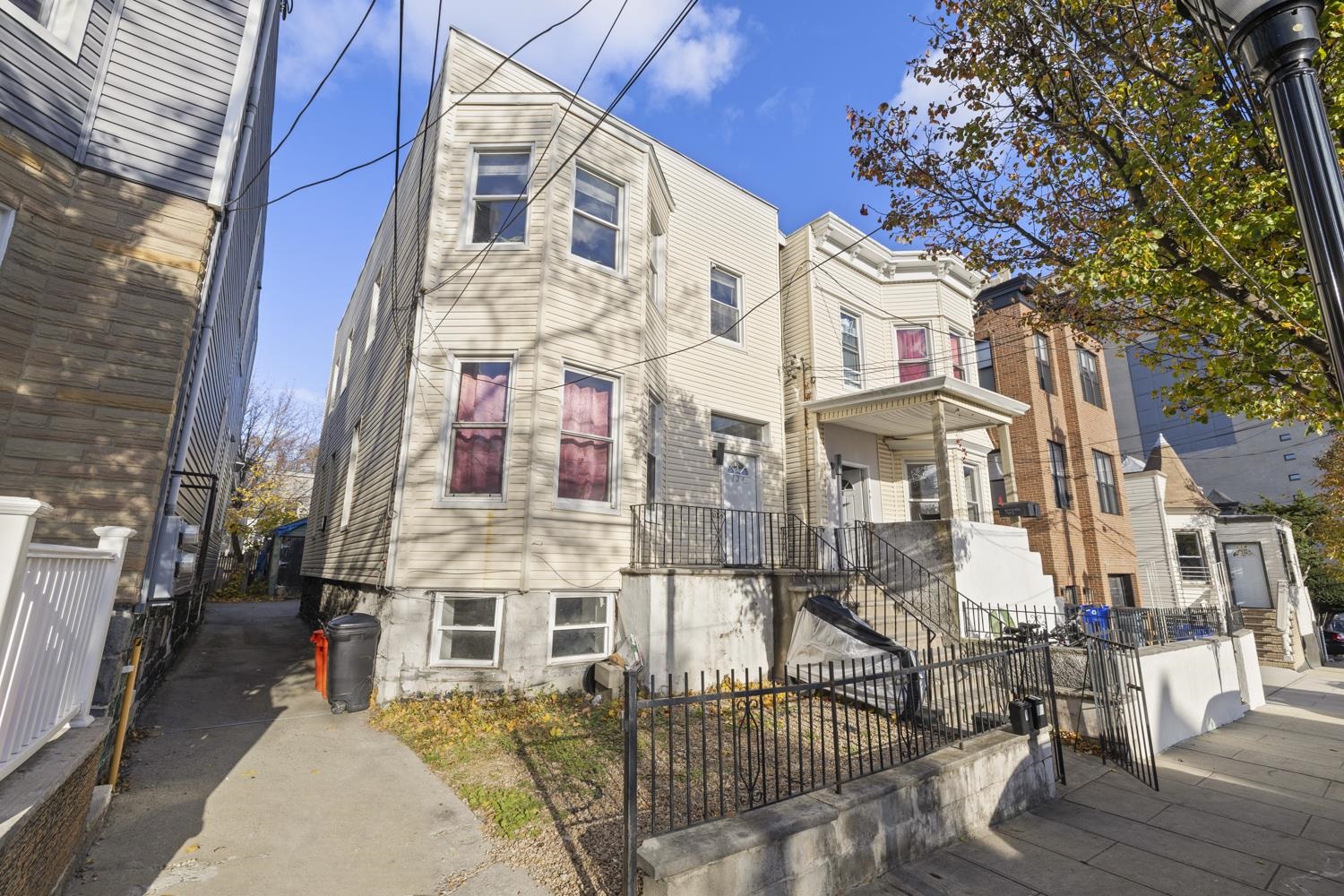 124 18TH ST - Photo 1