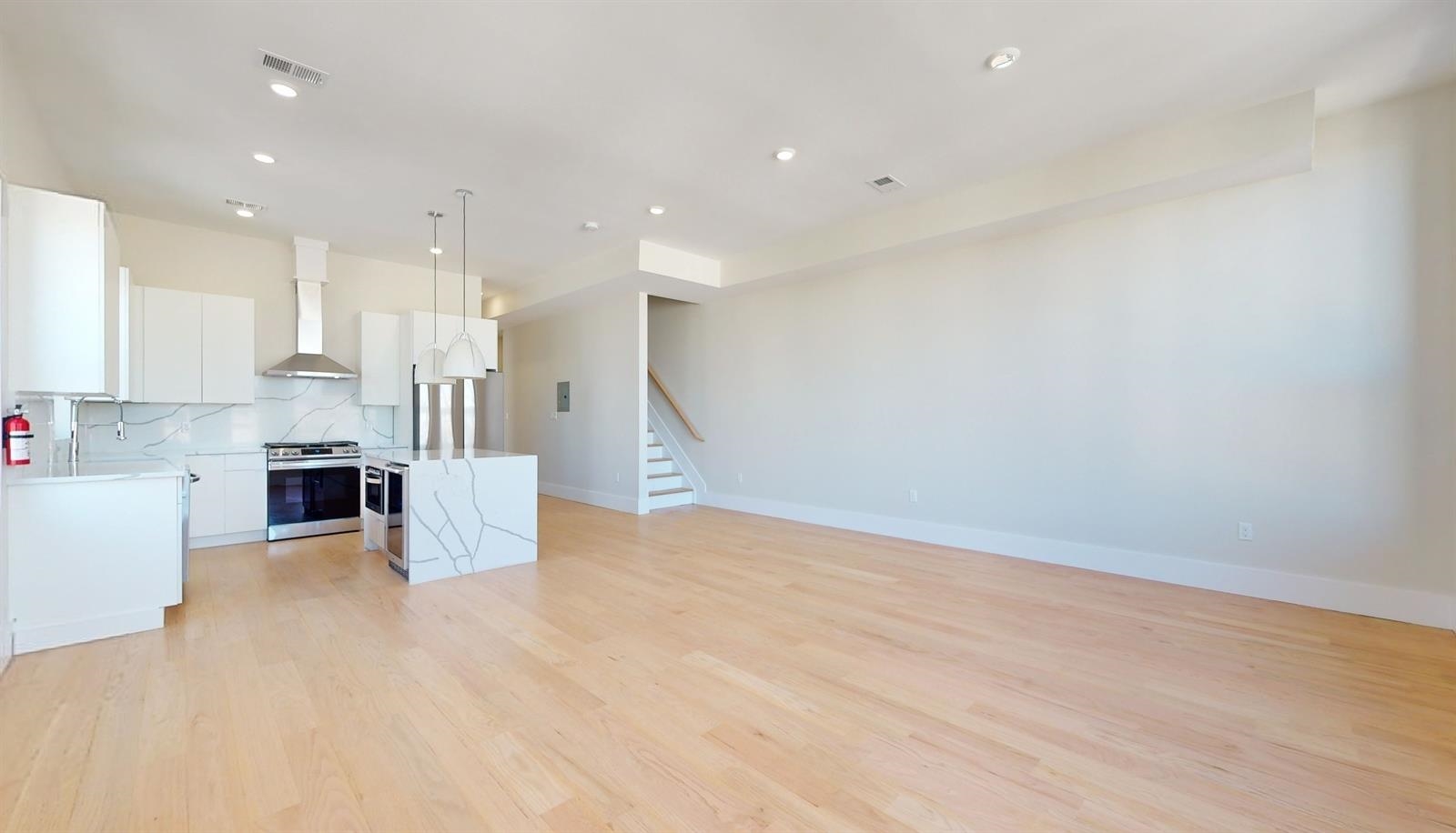 220 FREEMAN AVE - Photo 2