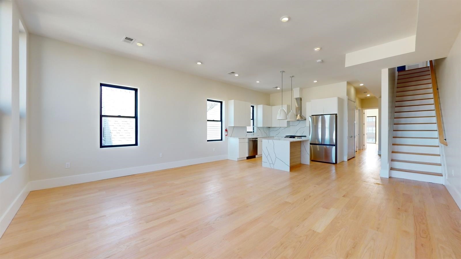 220 FREEMAN AVE - Photo 3