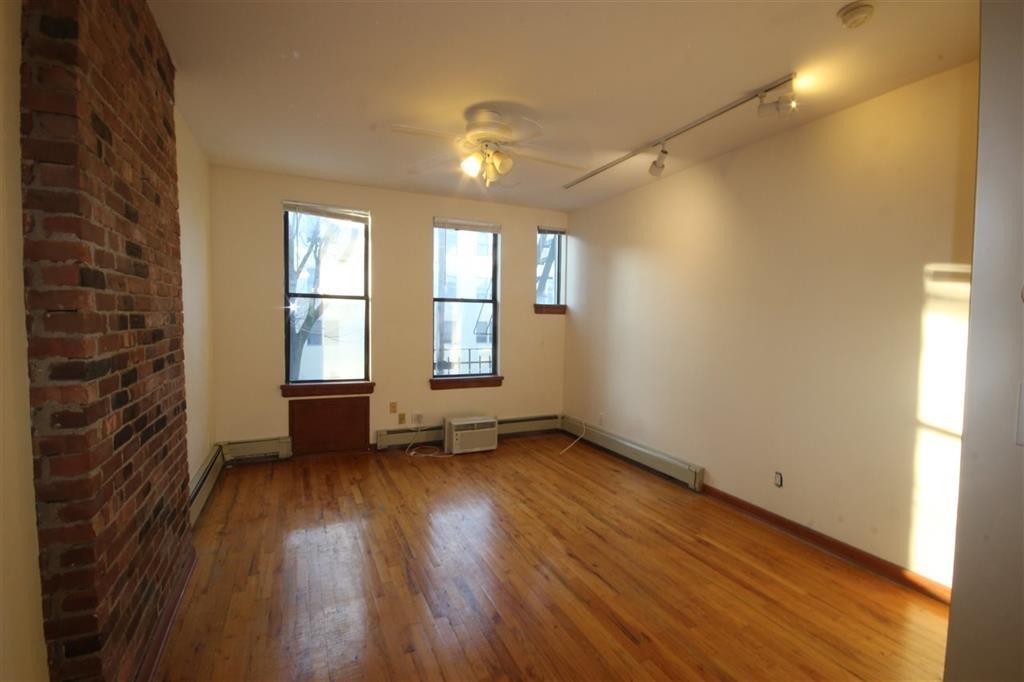 112 JEFFERSON ST - Photo 2