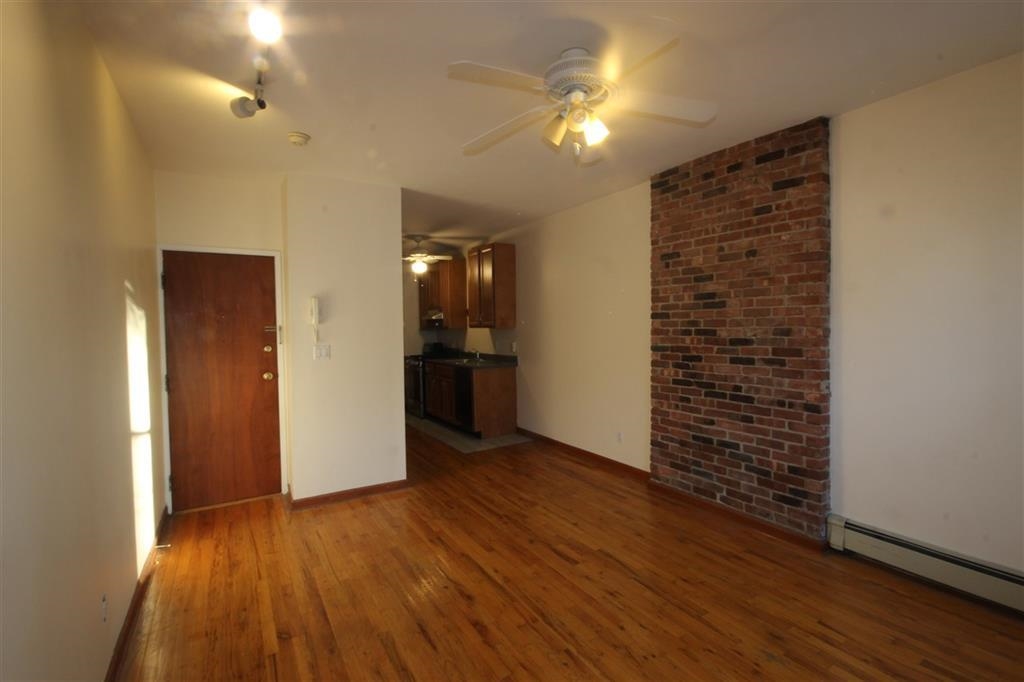 112 JEFFERSON ST - Photo 3