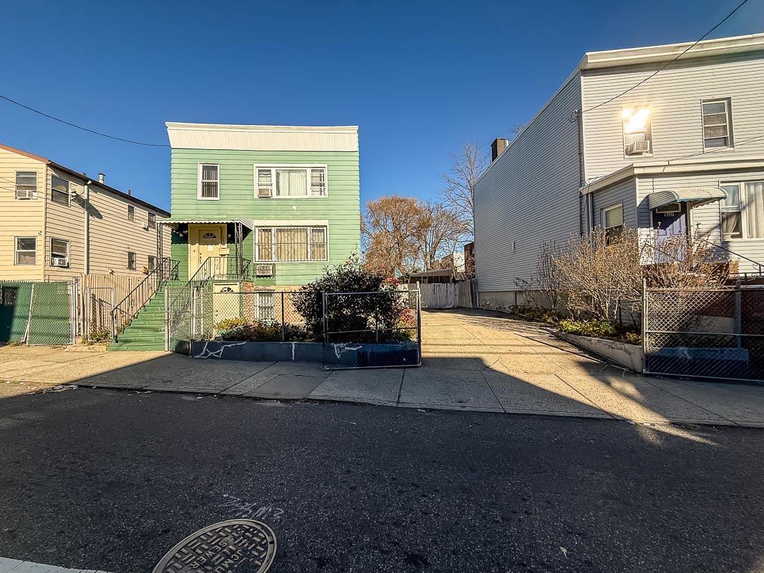 170-172 CATOR AVE - Photo 1