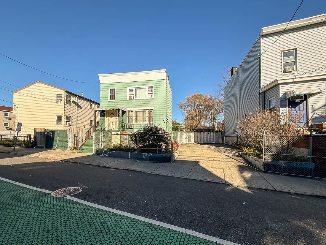 170-172 CATOR AVE - Photo 2