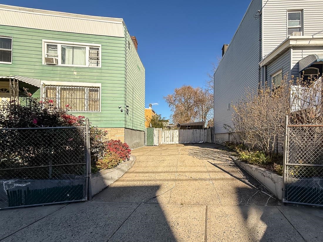 170-172 CATOR AVE - Photo 3