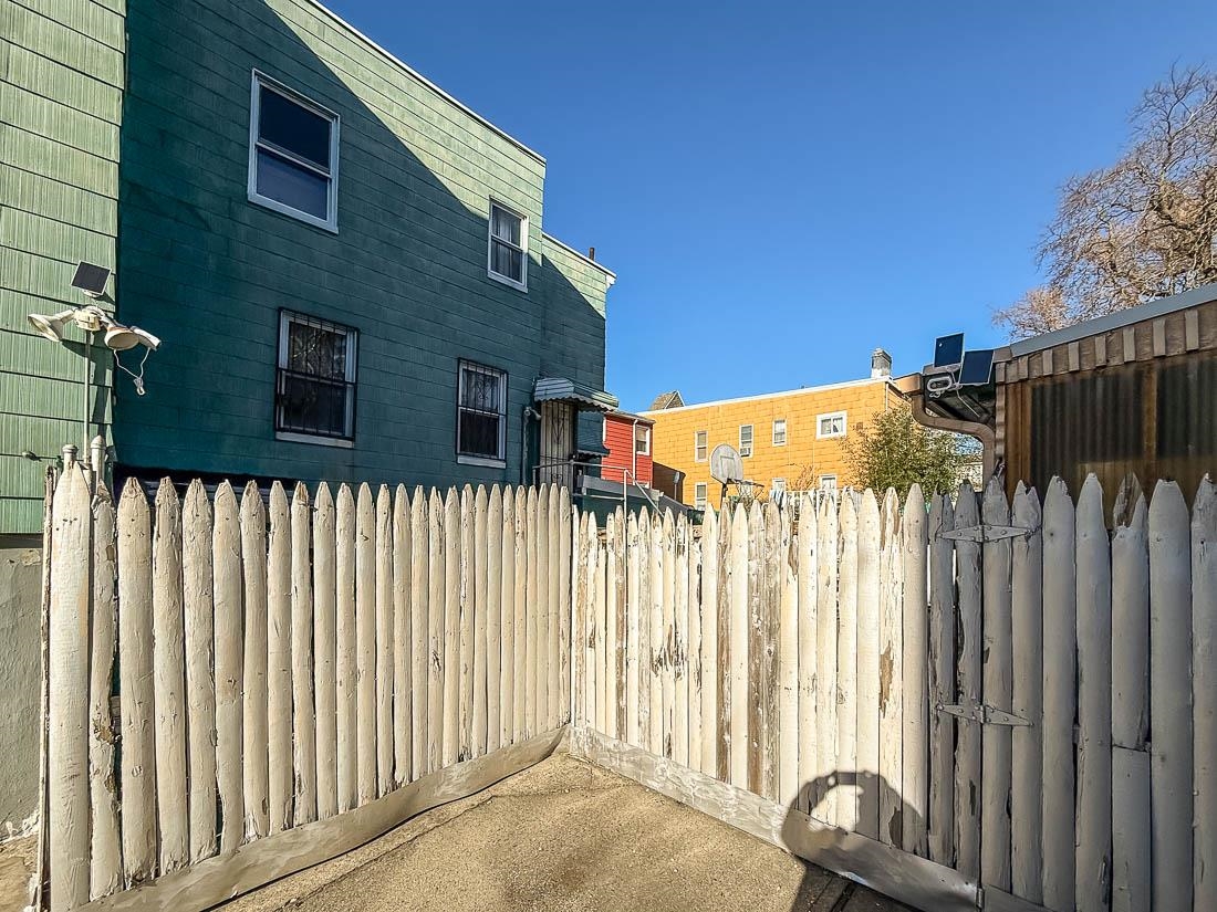 170-172 CATOR AVE - Photo 4