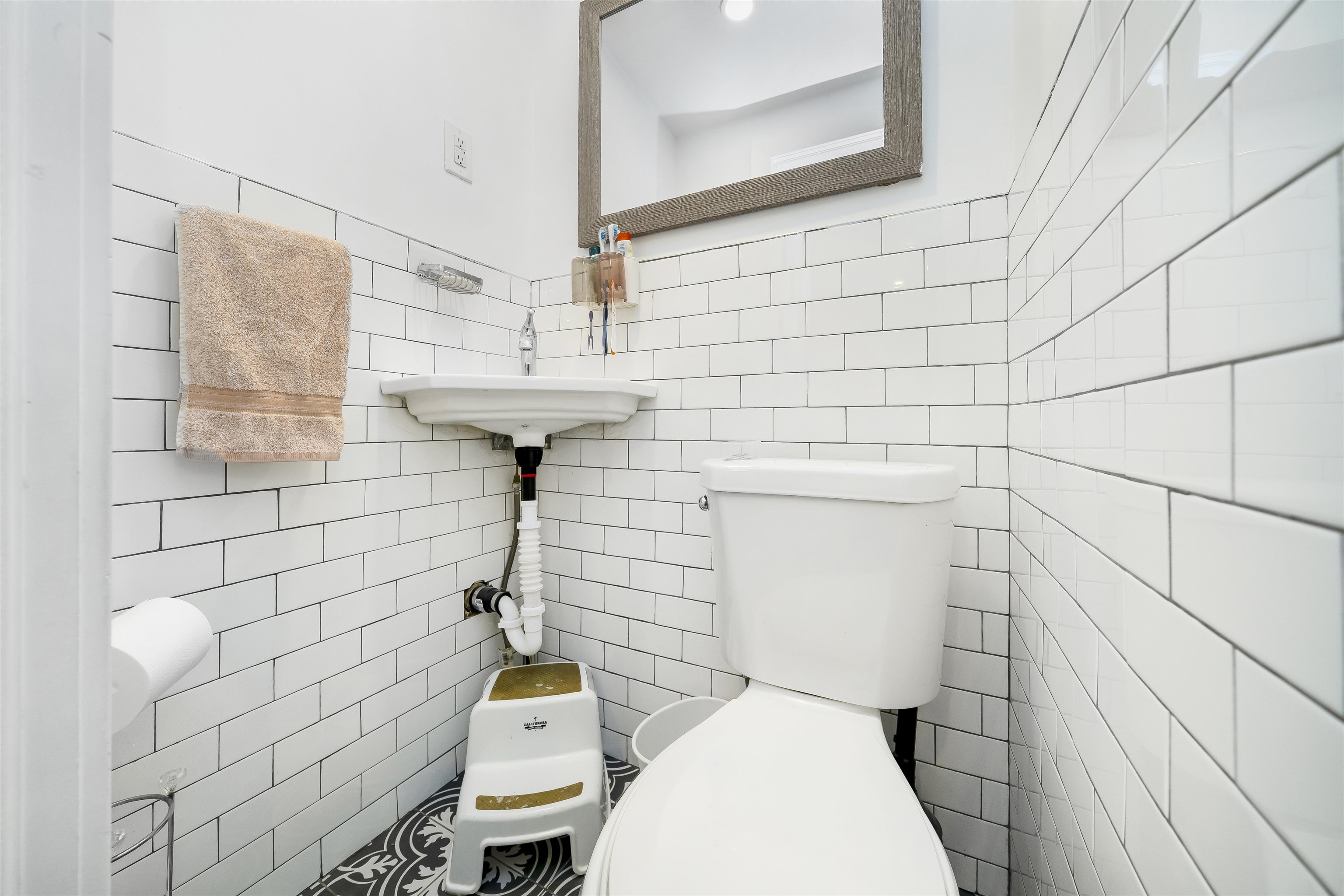 64 COLLEGE ST - Photo 2