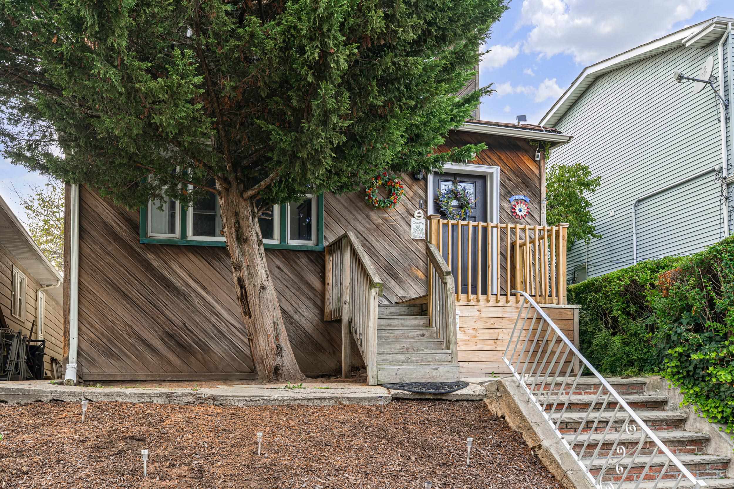 687 AVENUE E - Photo 3