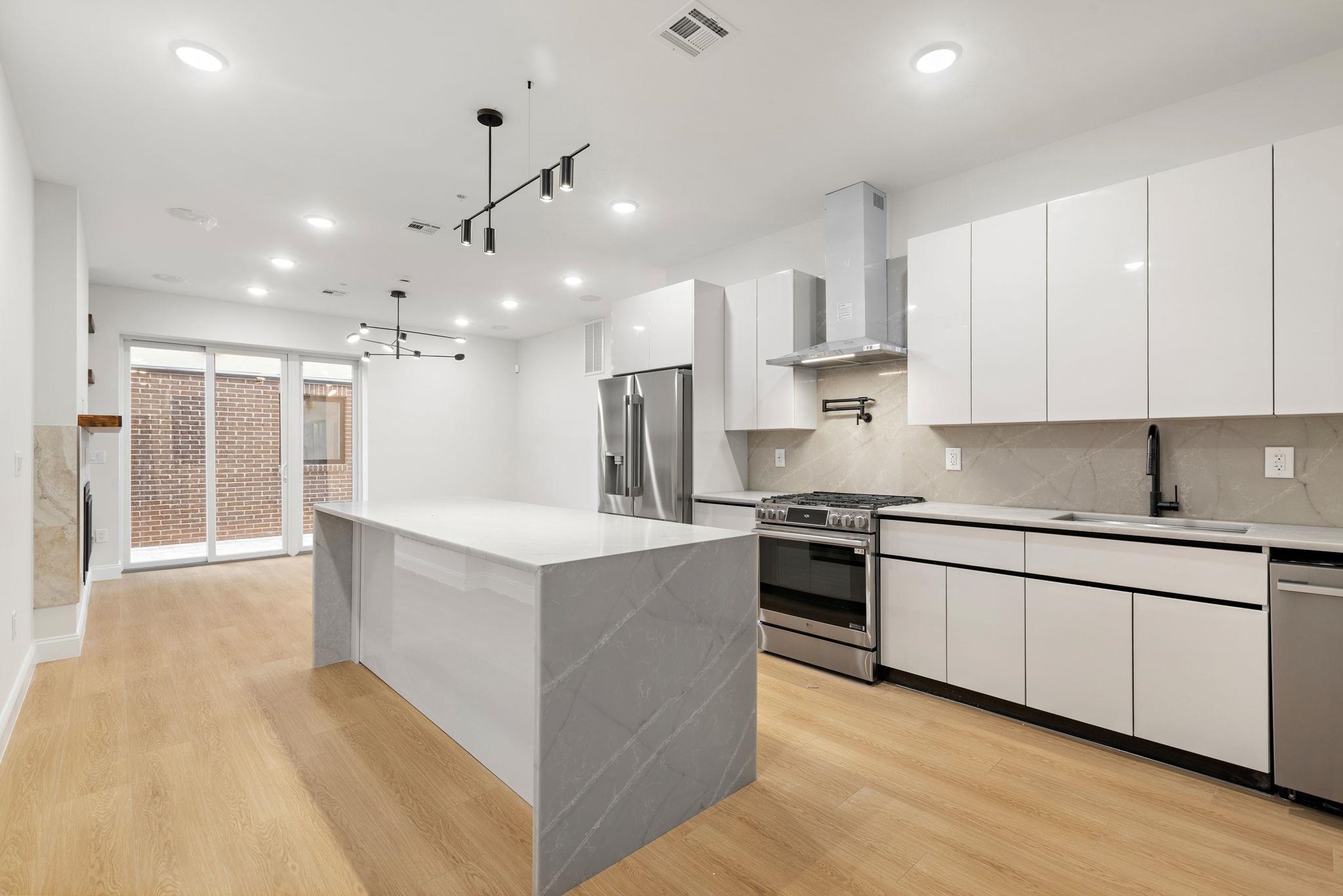 192 CAMBRIDGE AVE - Photo 1