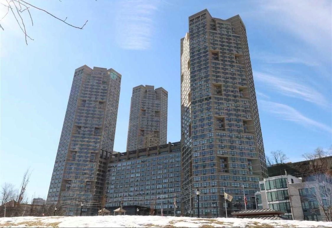 7000 BLVD EAST - Photo 1